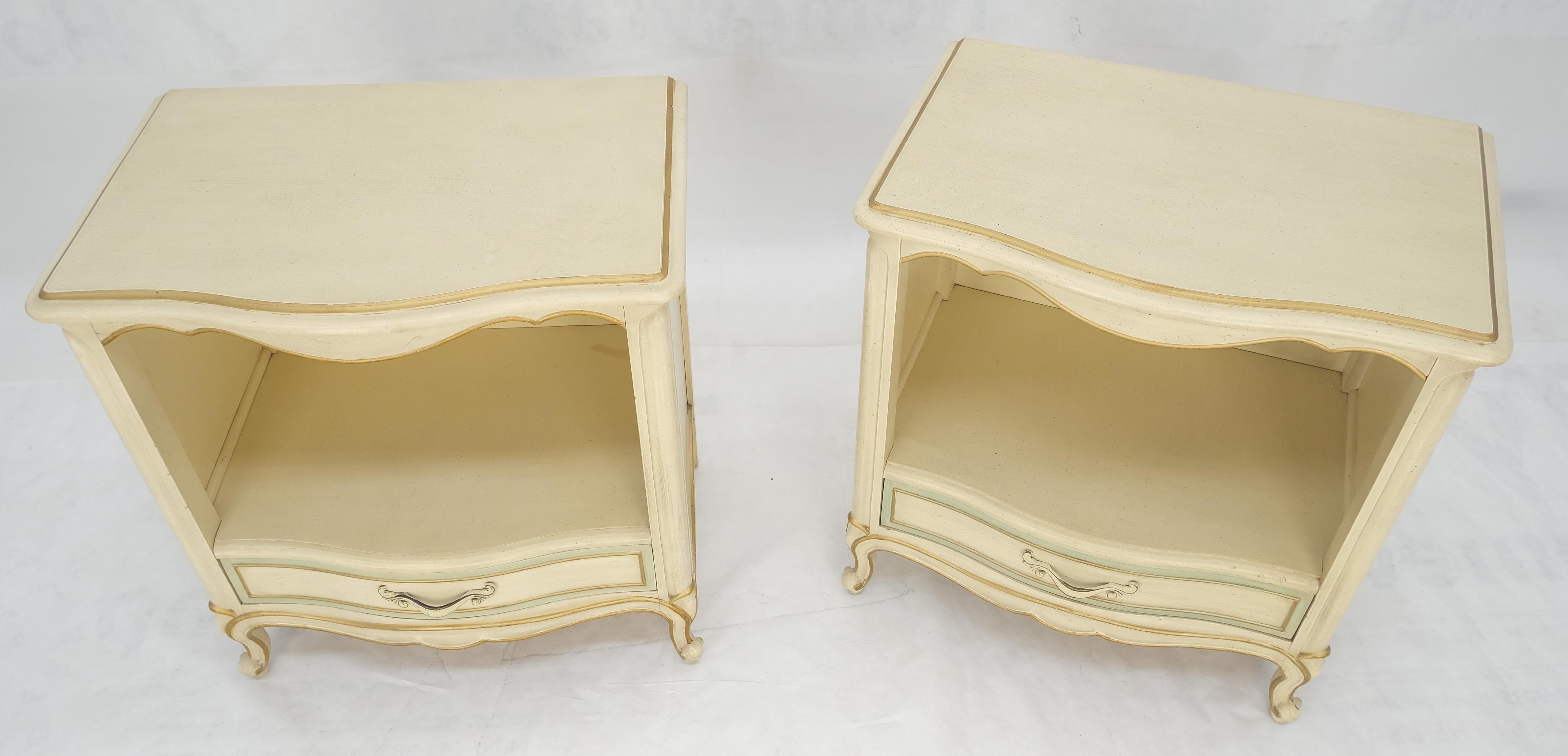 Country French Blanco Beige Oro Azul Mesillas de noche de un cajón MENTA Estadounidense en venta