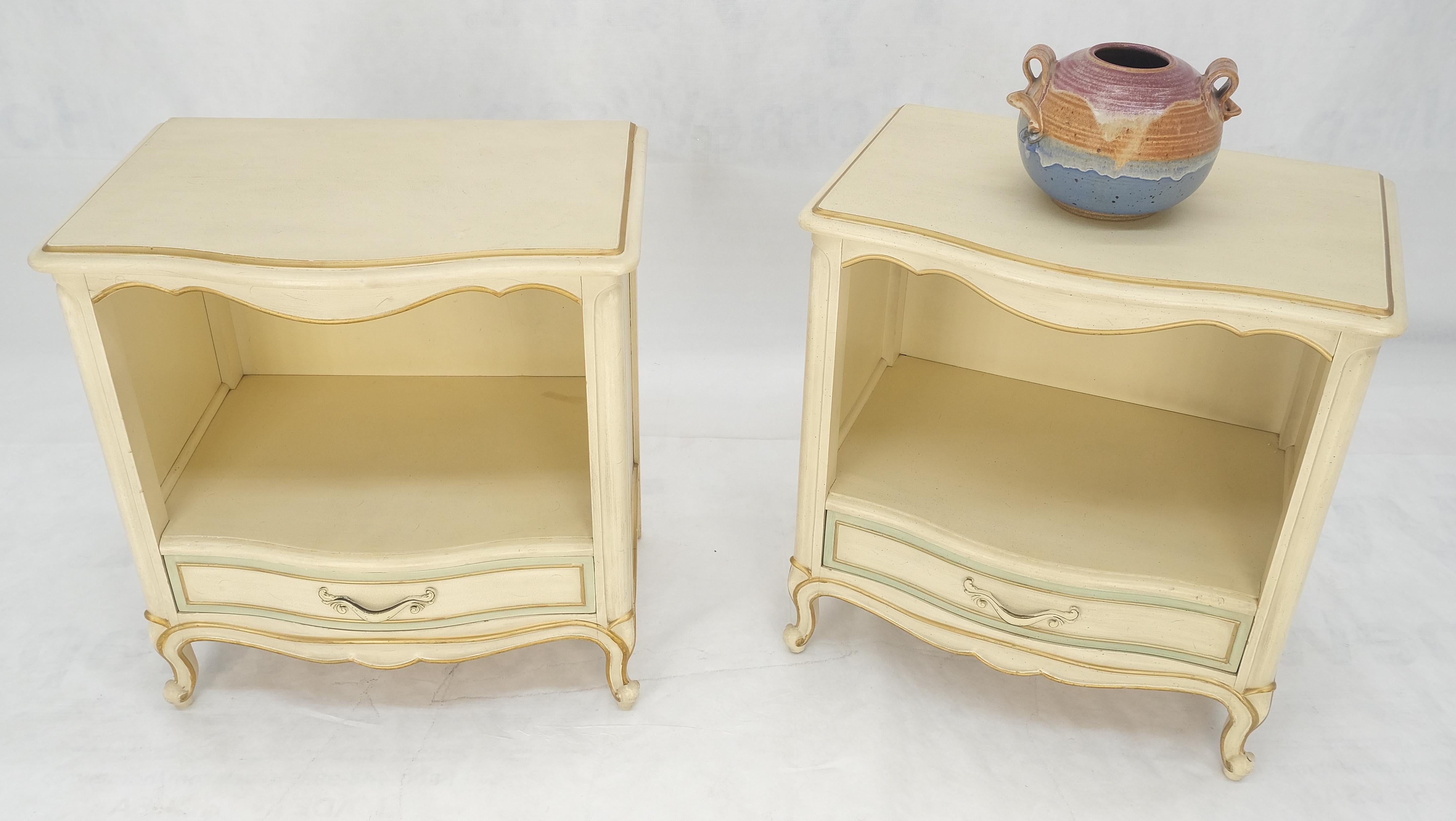 Country French Blanco Beige Oro Azul Mesillas de noche de un cajón MENTA en venta 2