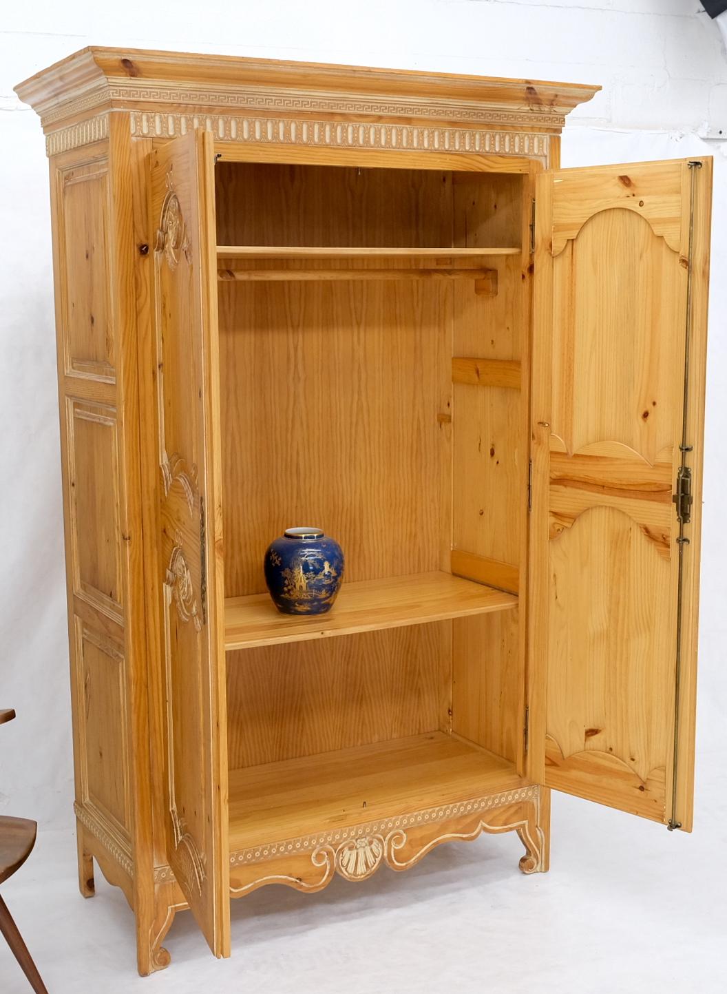 Französischer Kleiderschrank aus Kiefernholz im Landhausstil im Angebot 5