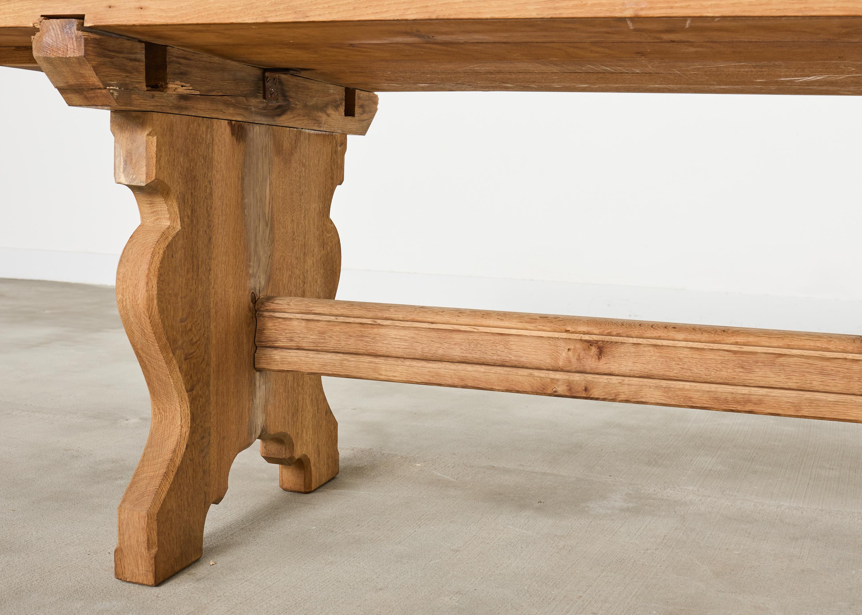 Table de salle à manger de campagne en chêne blanchi en vente 2