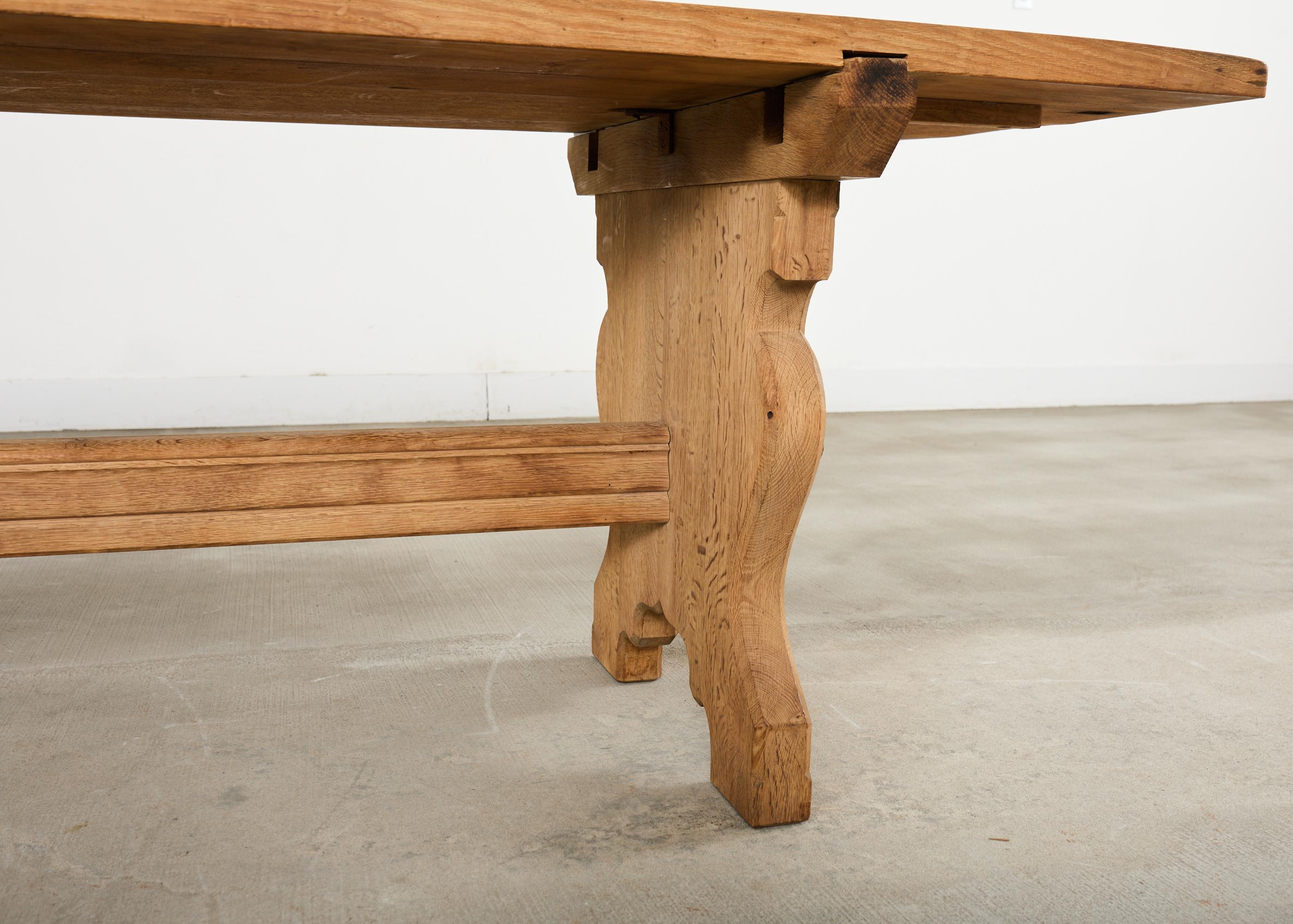 Table de salle à manger de campagne en chêne blanchi en vente 3