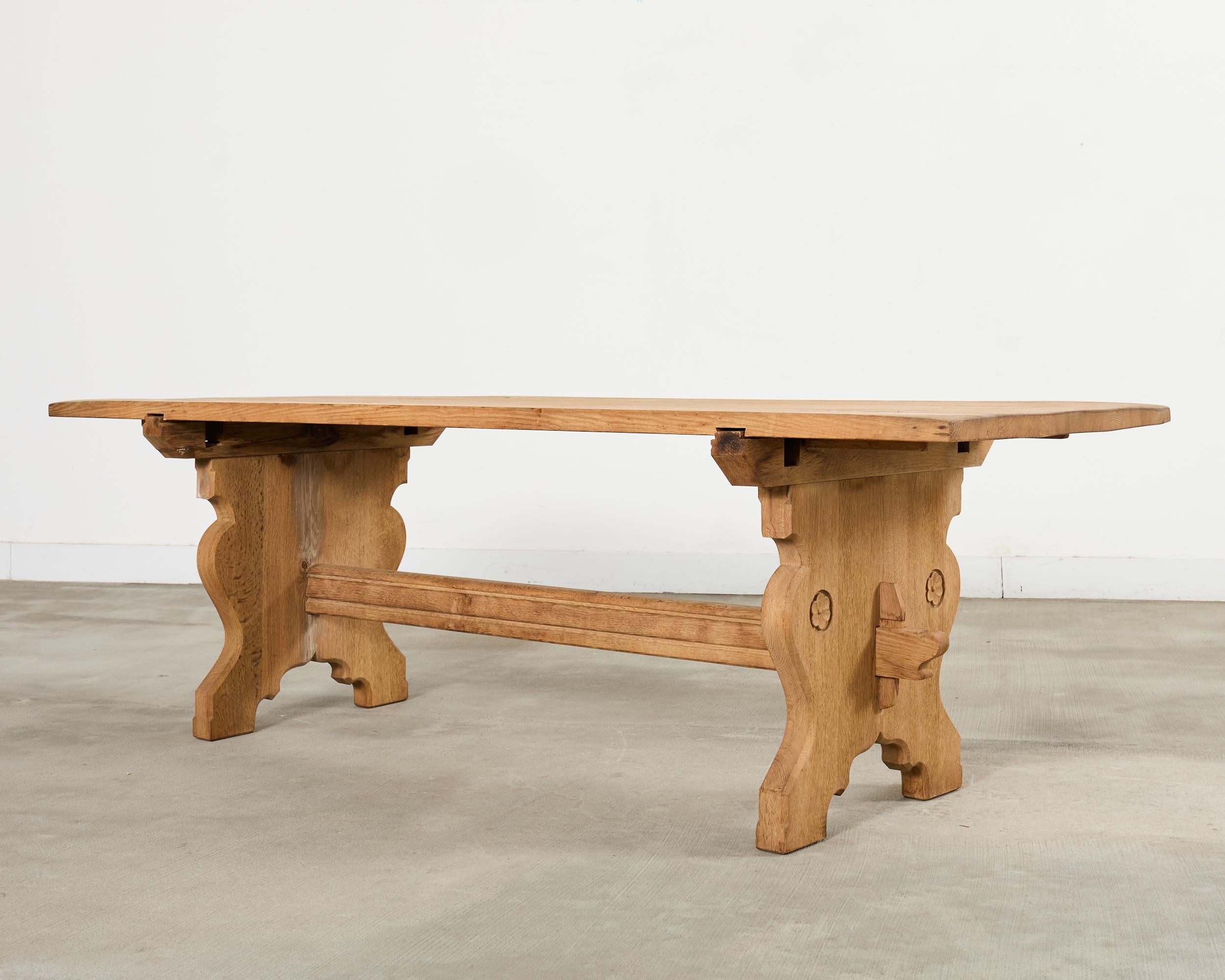 Provincial français Table de salle à manger de campagne en chêne blanchi en vente