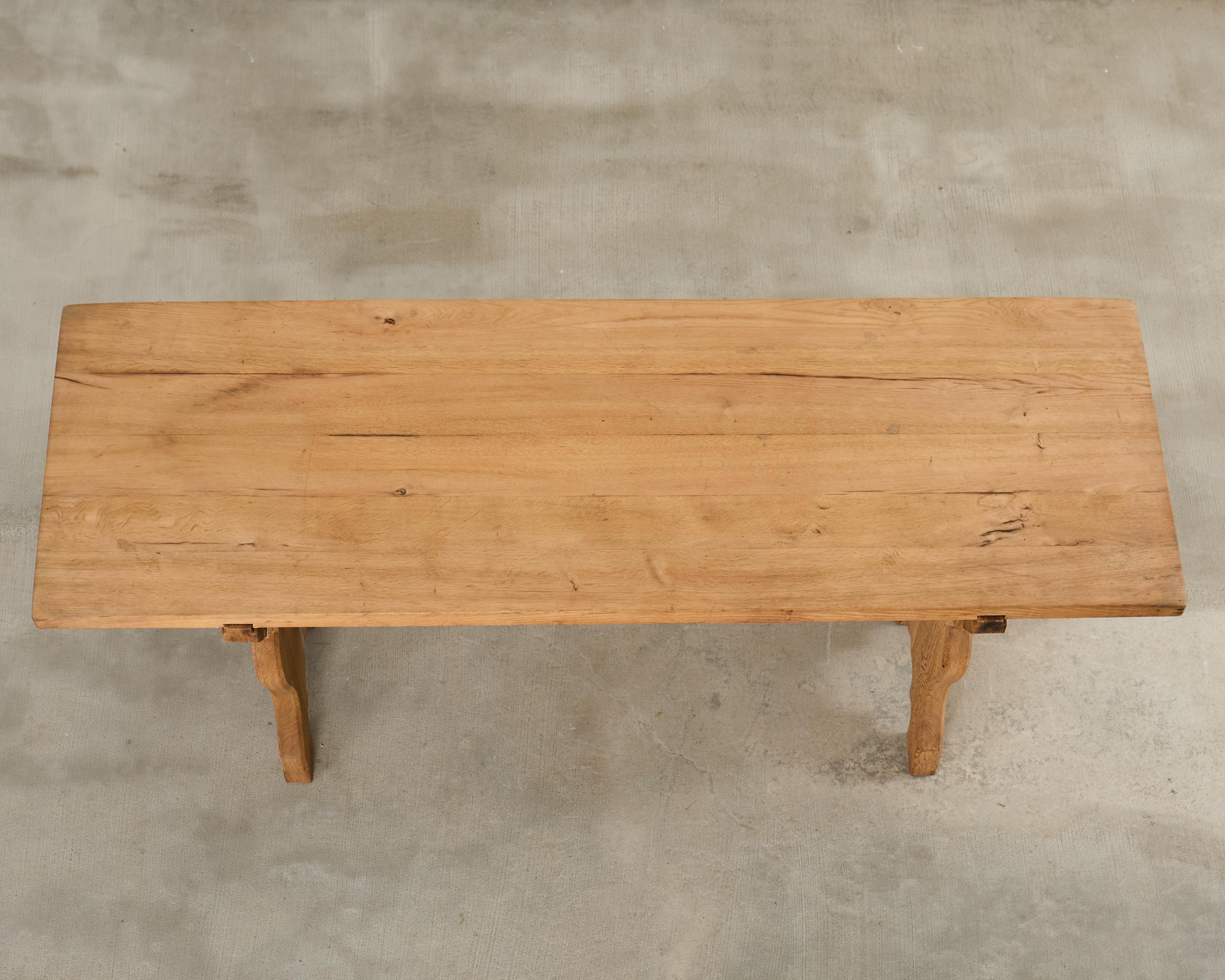 Français Table de salle à manger de campagne en chêne blanchi en vente