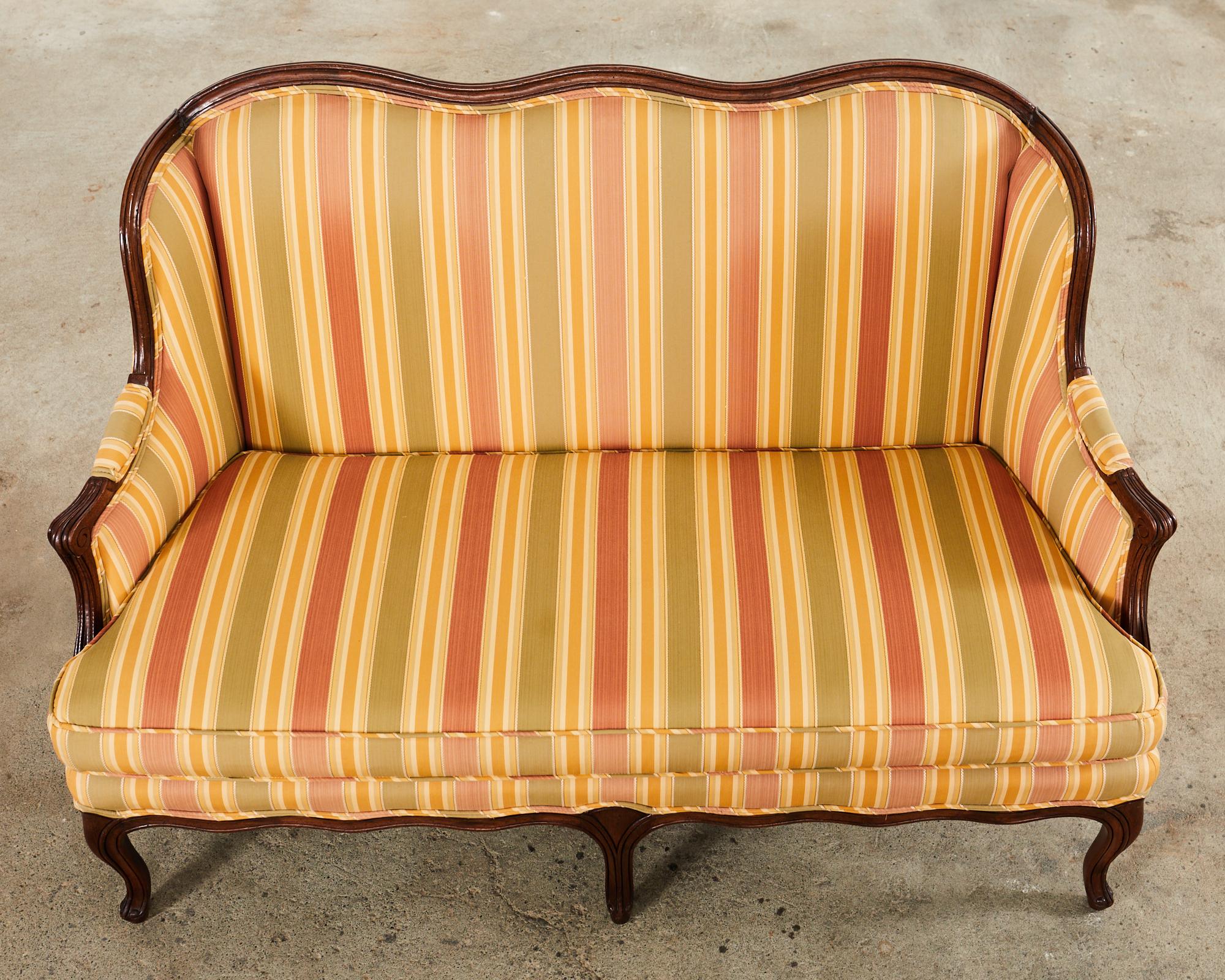 Country French Provincial Louis XV Style Serpentine Wingback Settee In Good Condition For Sale In Rio Vista, CA