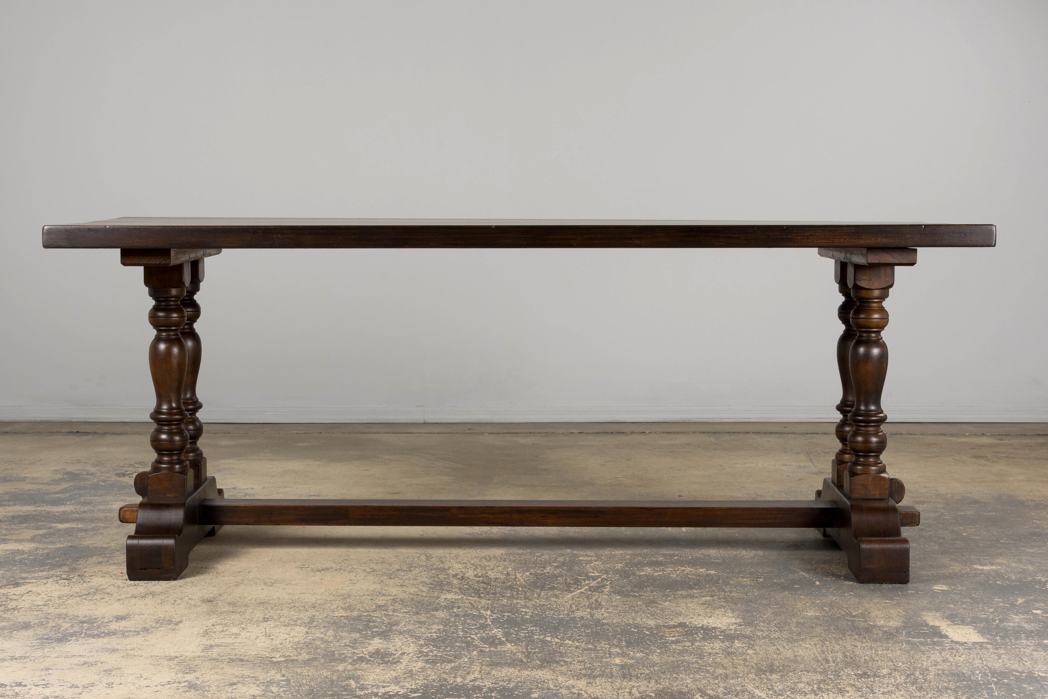 Mesa de comedor de caballete de granja francesa de principios del siglo XX, procedente de la Provenza. Hecha a mano por expertos en roble macizo, la mesa tiene un tablero rectangular de 1,80 m de largo y 2