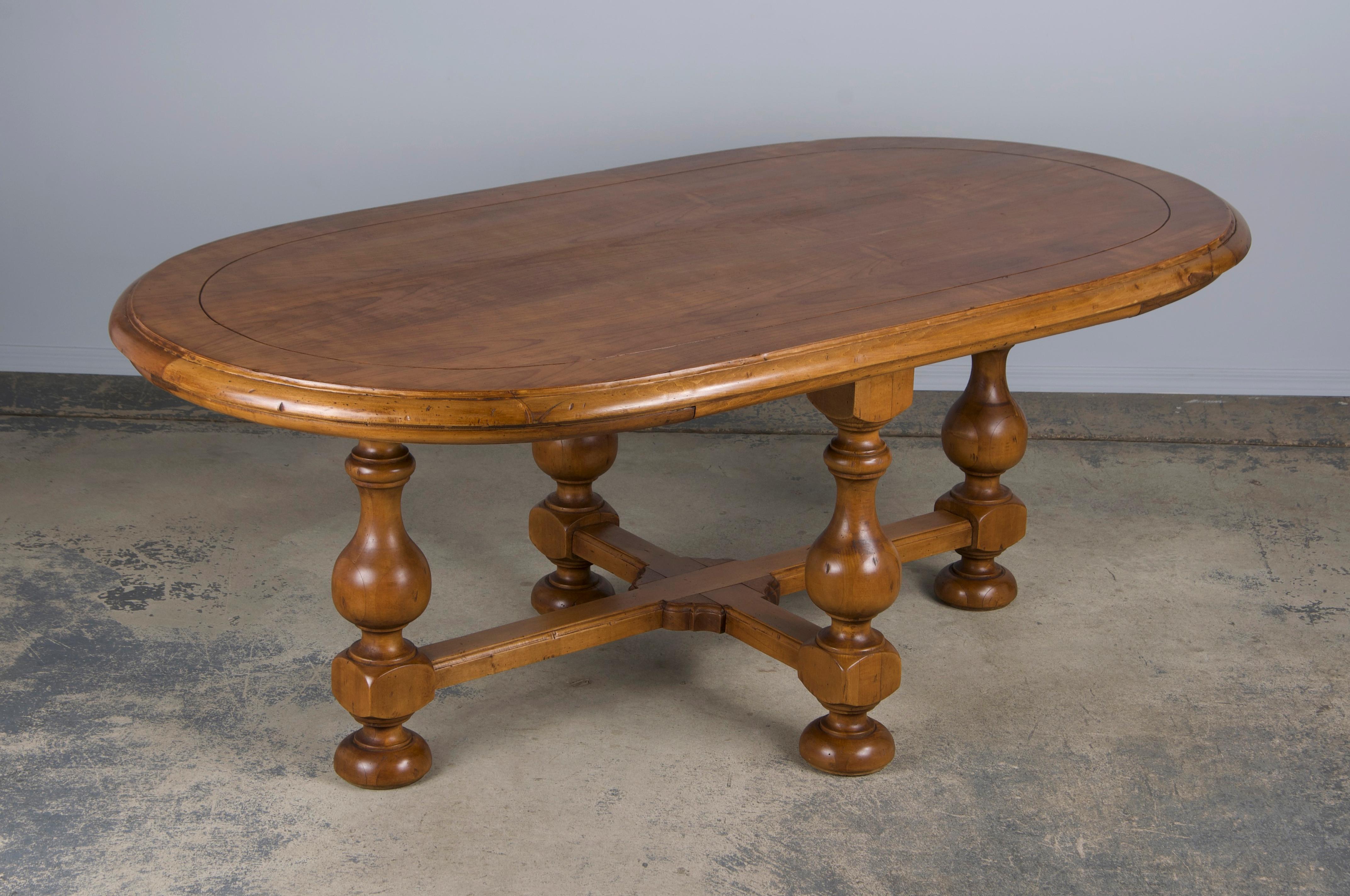 20ième siècle Table de salle à manger provinciale française ovale à tréteaux en érable de ferme en vente