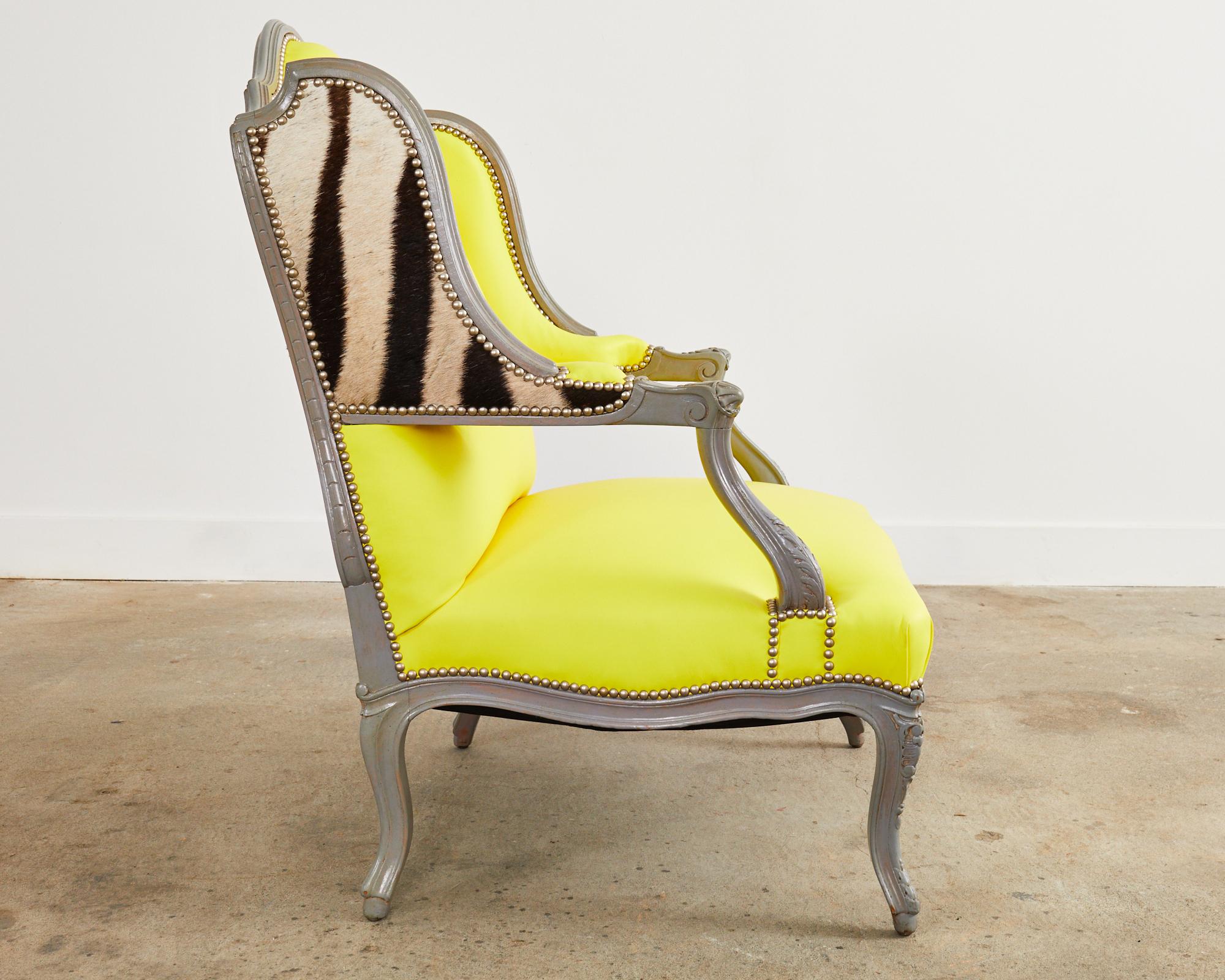 Fauteuil à la Reine avec Oreilles peint, chaise Wingback par Ira Yeager en vente 5