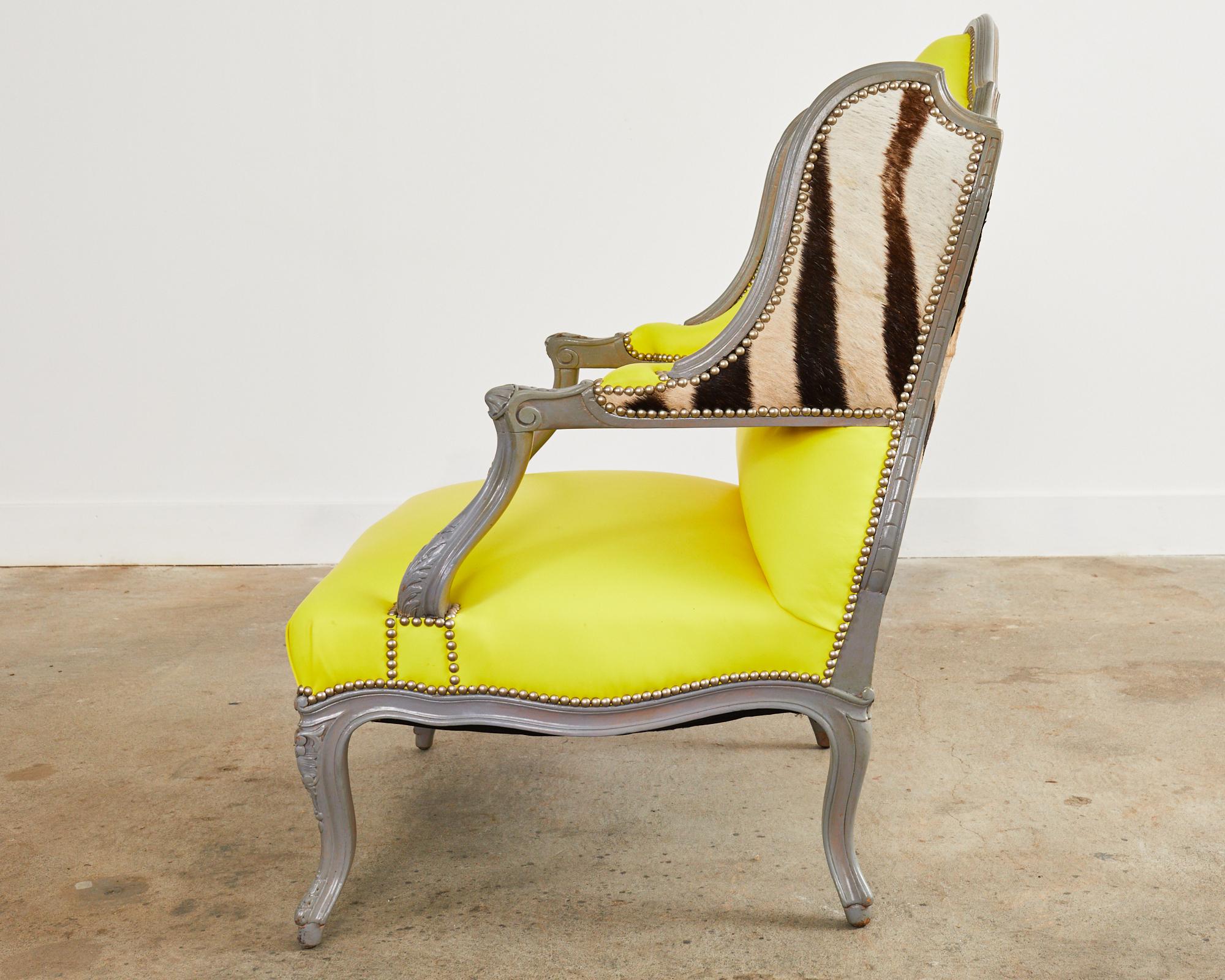 Laiton Fauteuil à la Reine avec Oreilles peint, chaise Wingback par Ira Yeager en vente