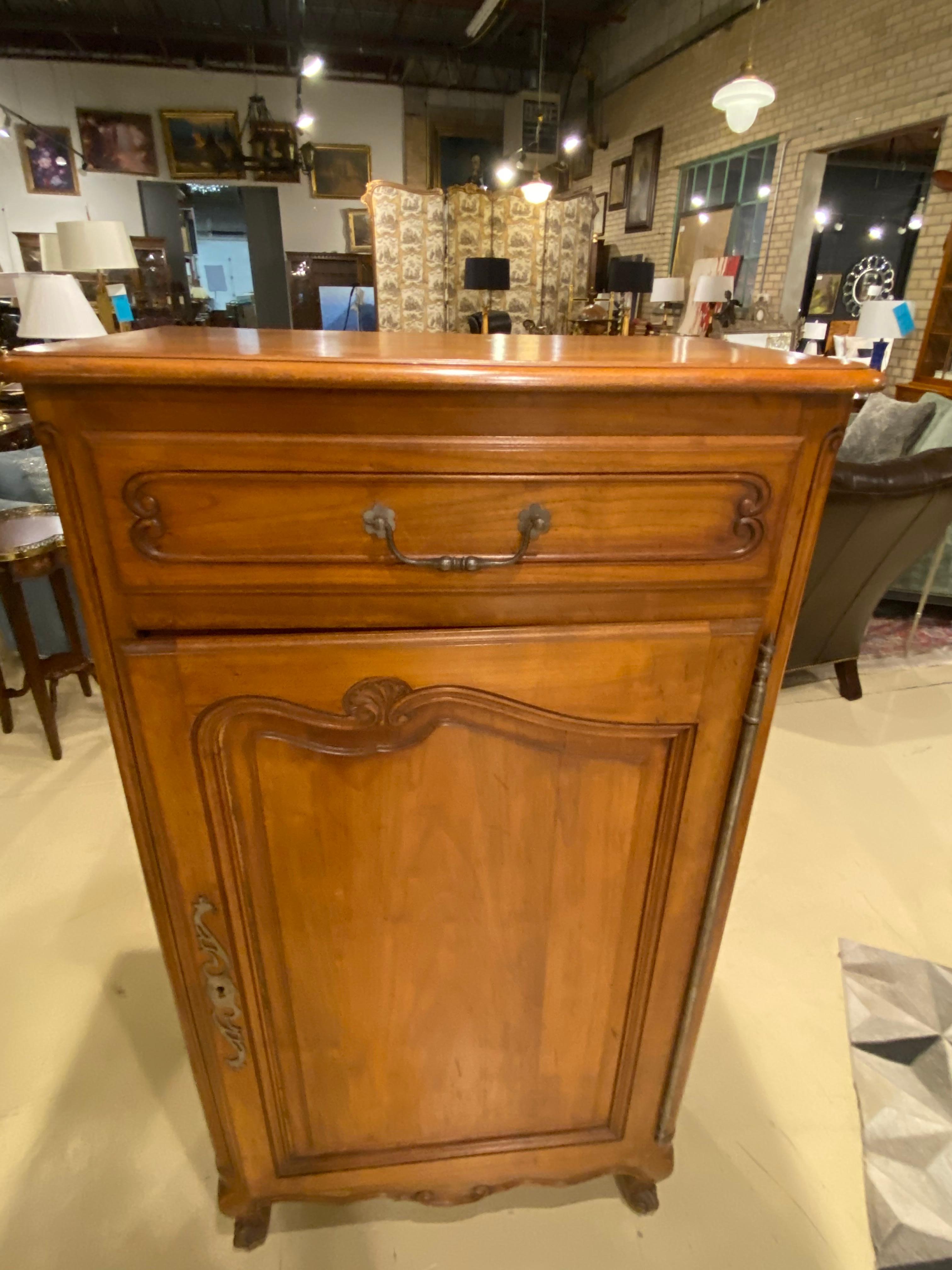 Armoire en cerisier de style provincial français de campagne, porte simple en vente 5