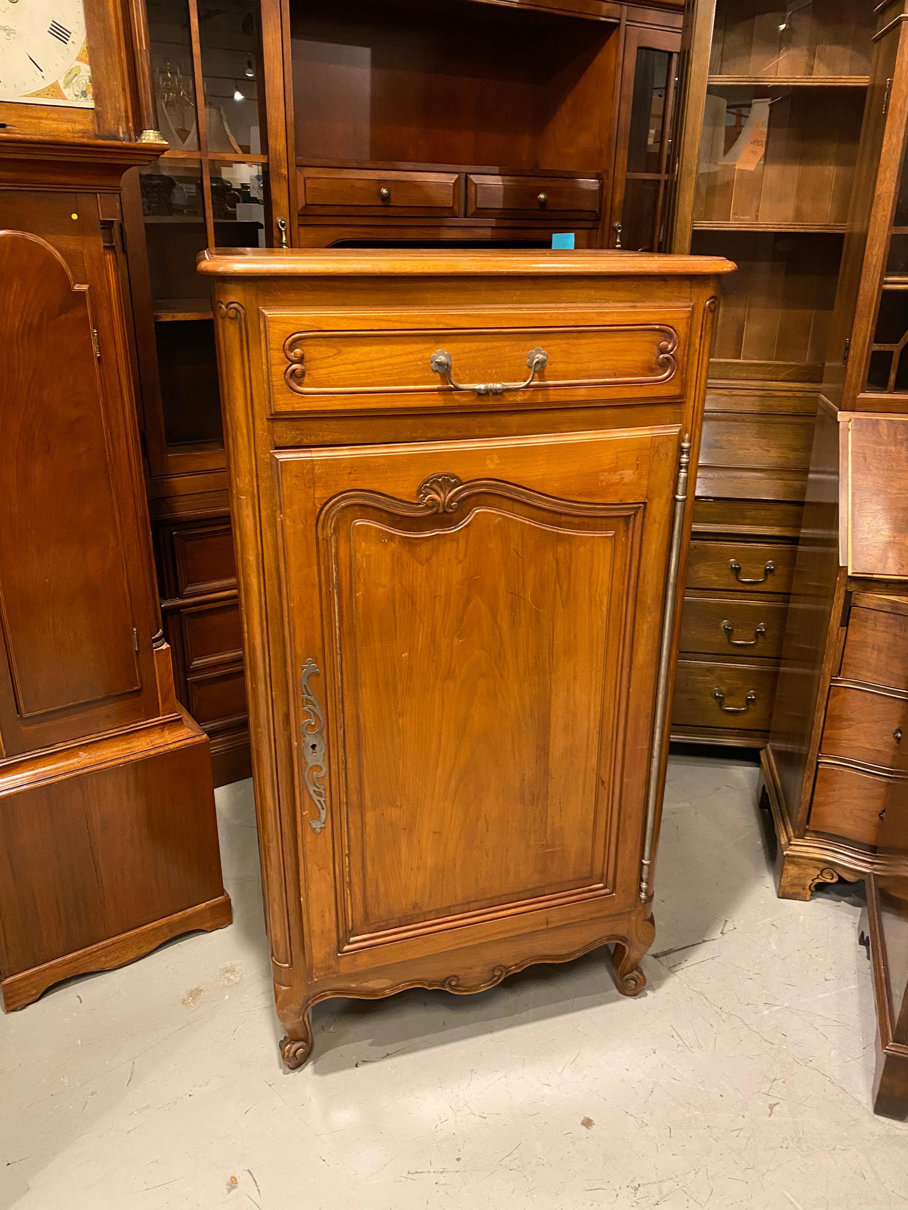 Français Armoire en cerisier de style provincial français de campagne, porte simple en vente