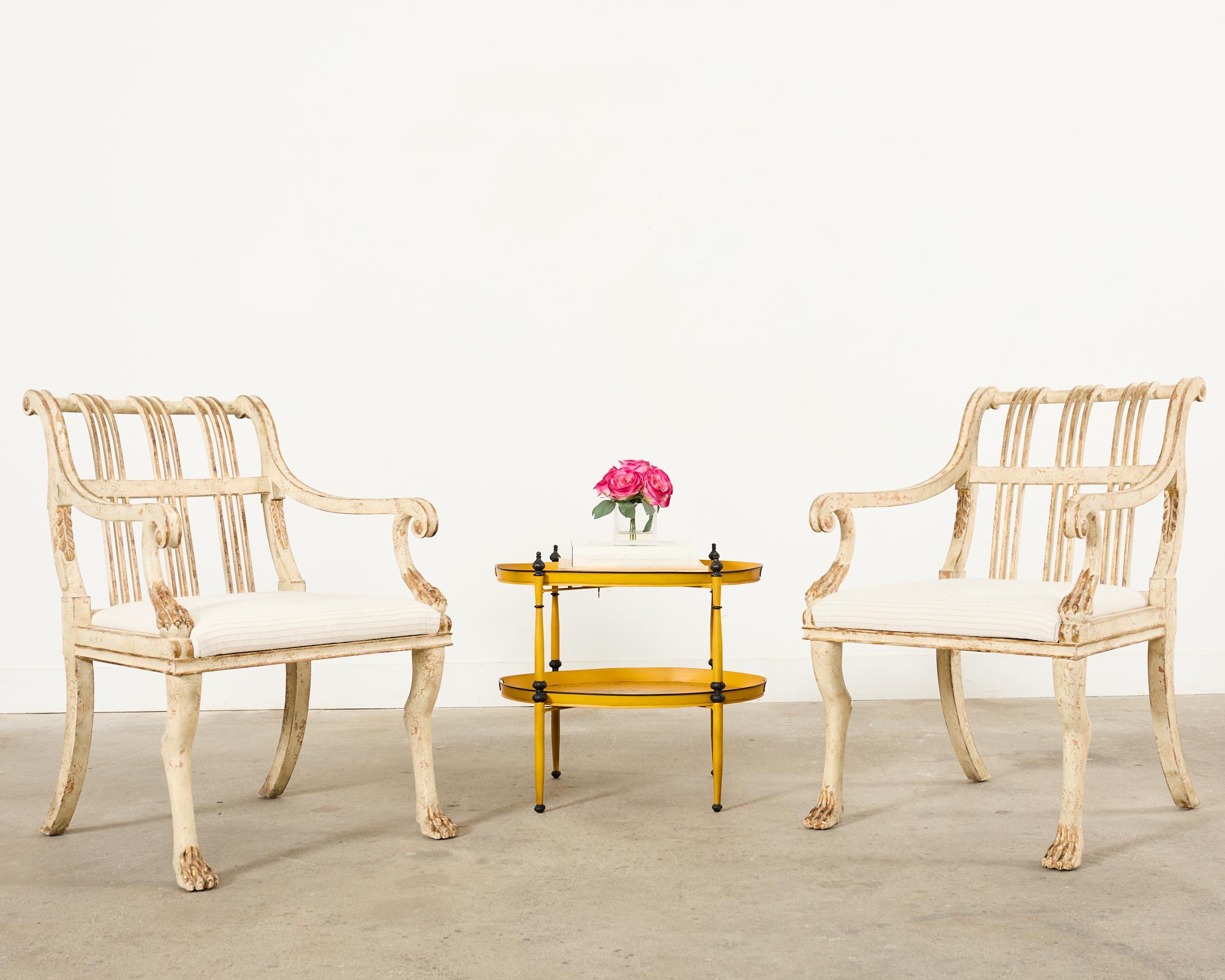 Charmante table plateau à deux niveaux, peinte en style provincial français, avec une finition jaune moutarde. Fabriqué en Italie en métal tolé peint. Chaque plateau a un bord galbé et est décoré d'une urne de style Louis XVI avec une bordure de