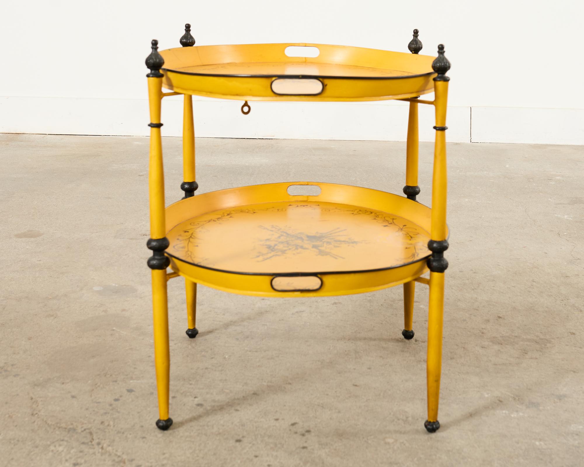 Peint Table à plateaux à deux niveaux de style provincial français en vente
