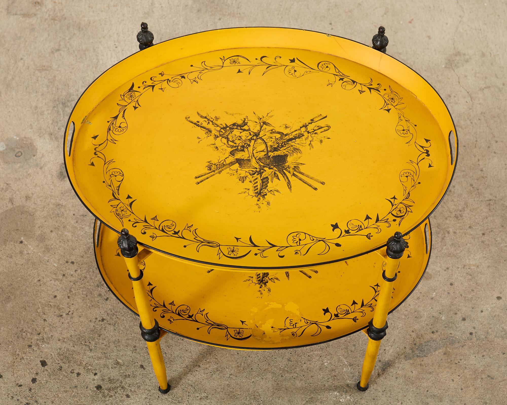 20ième siècle Table à plateaux à deux niveaux de style provincial français en vente
