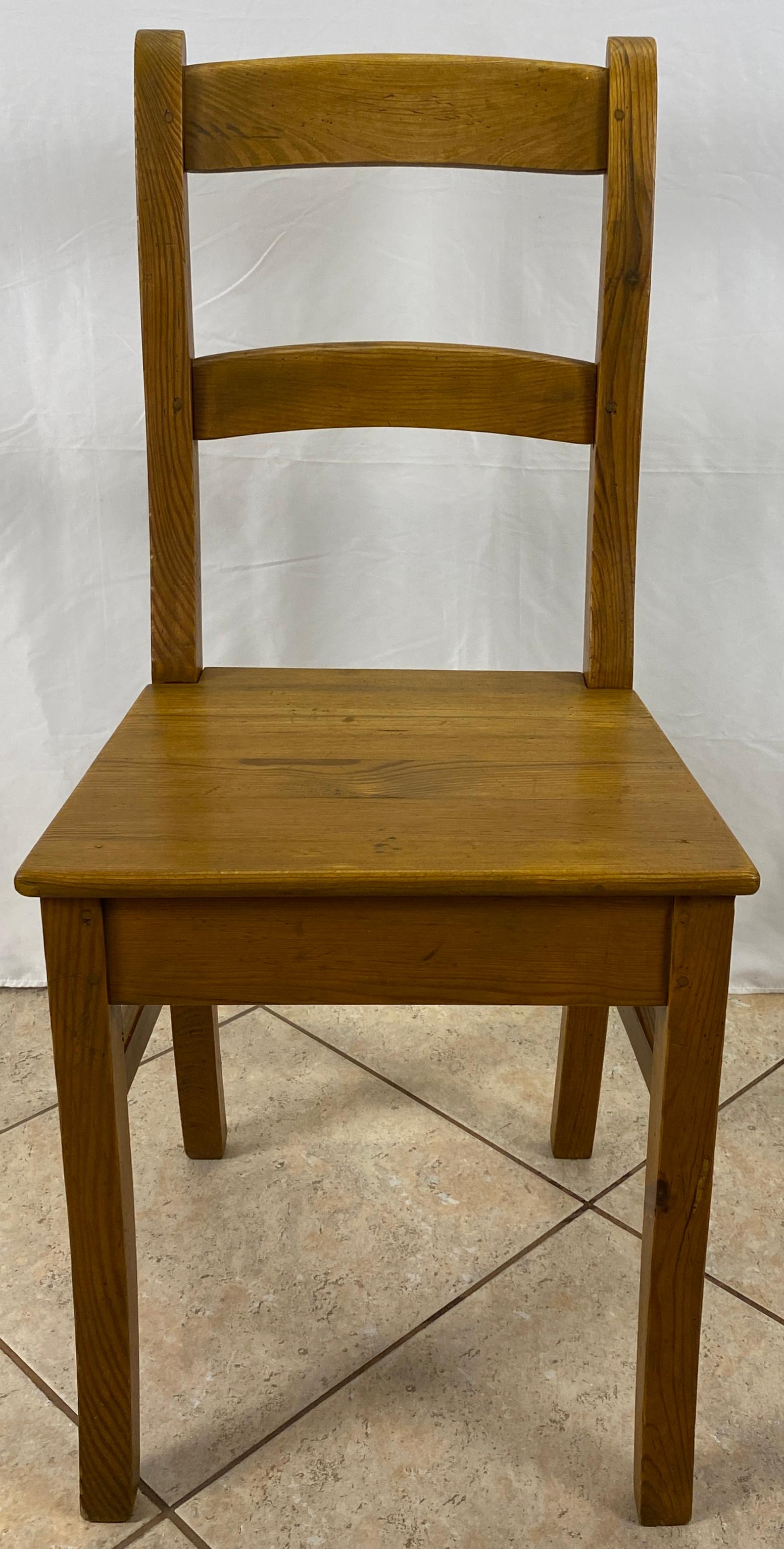 Juego de 5 sillas de comedor de madera de estilo provincial francés campestre Provincial francés en venta