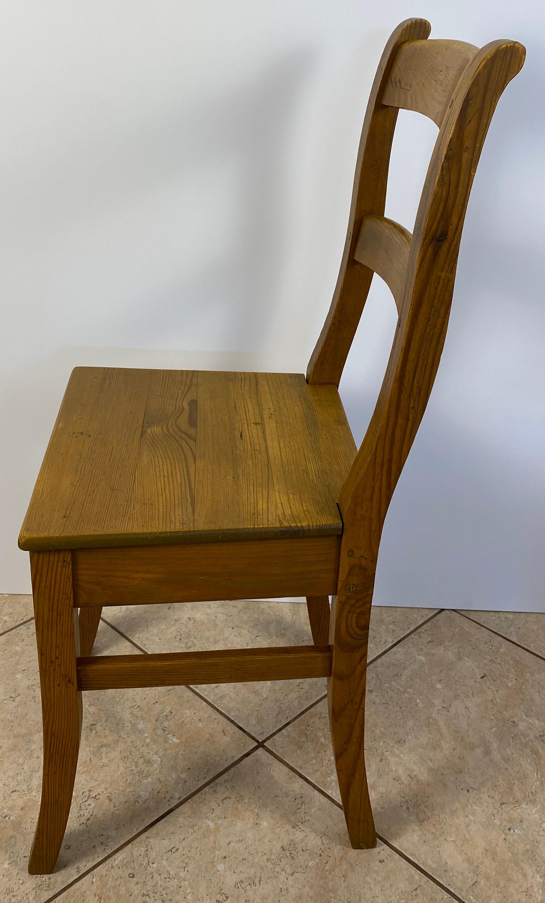 Juego de 5 sillas de comedor de madera de estilo provincial francés campestre Hecho a mano en venta
