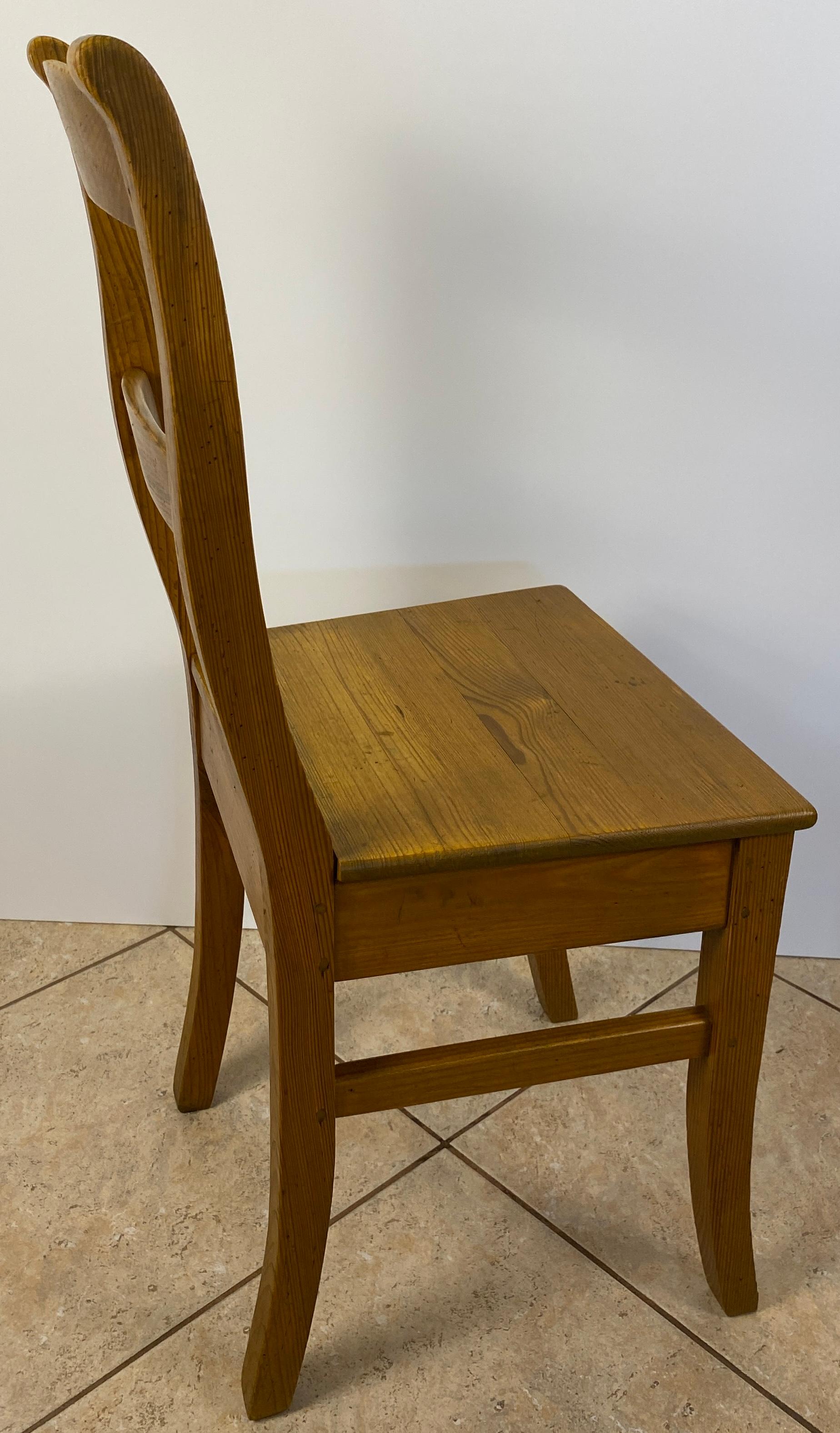 Juego de 5 sillas de comedor de madera de estilo provincial francés campestre siglo XX en venta