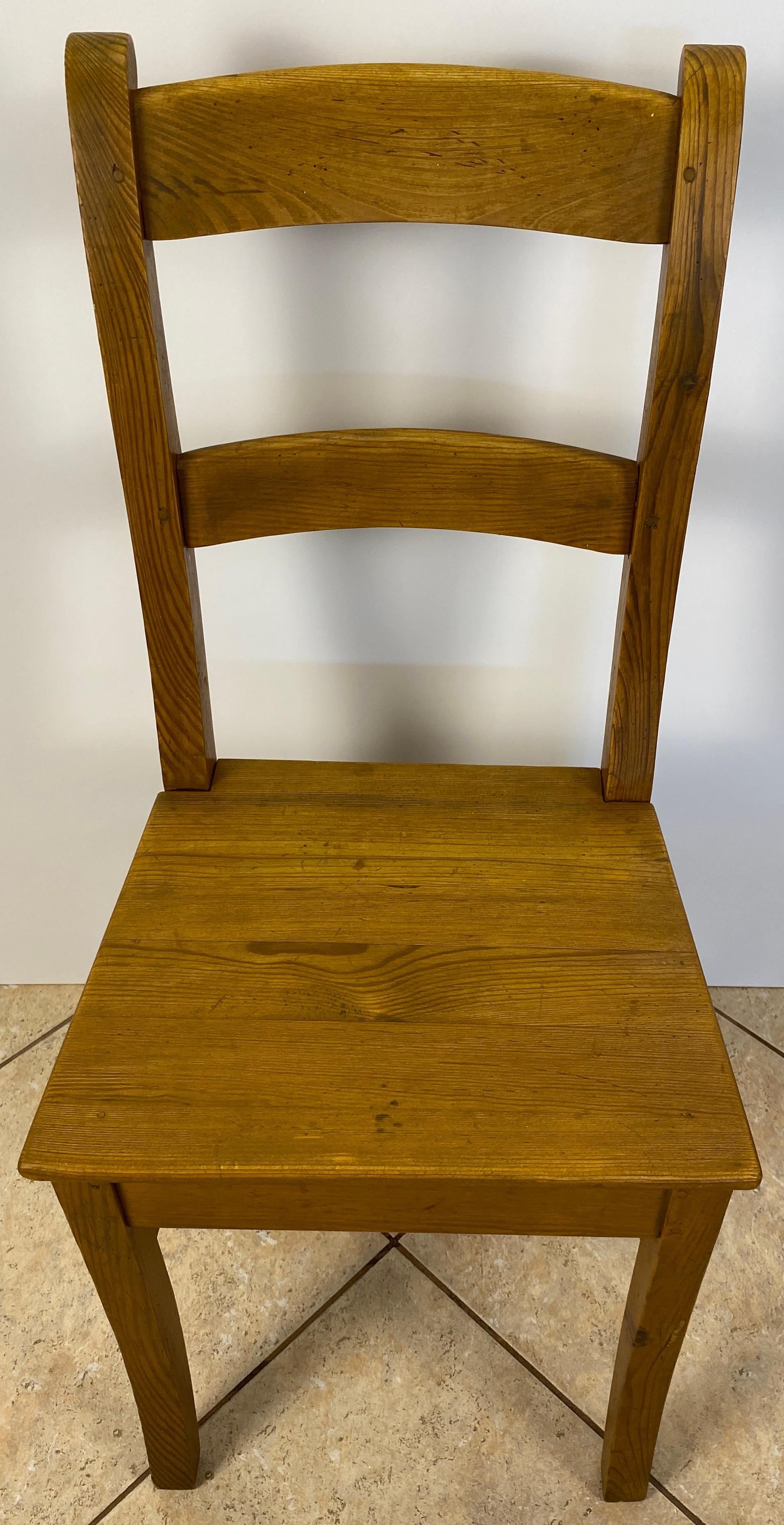 Juego de 5 sillas de comedor de madera de estilo provincial francés campestre en venta 1