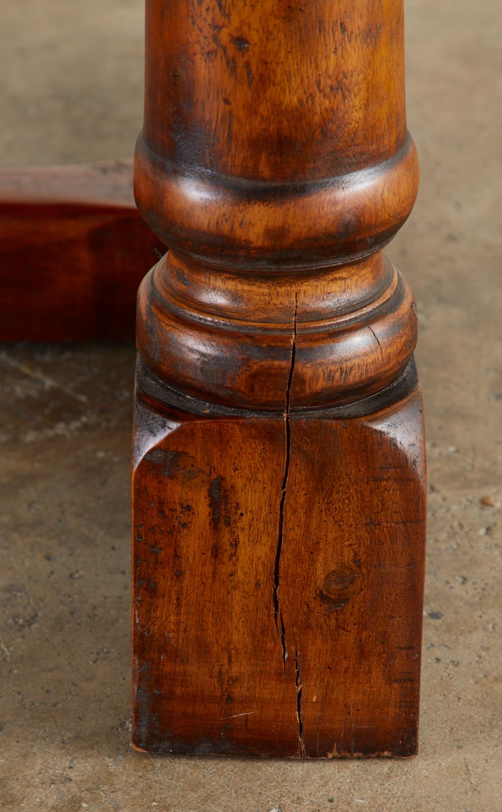 Table à manger de réfectoire en noyer de ferme provinciale française de style campagnard en vente 6