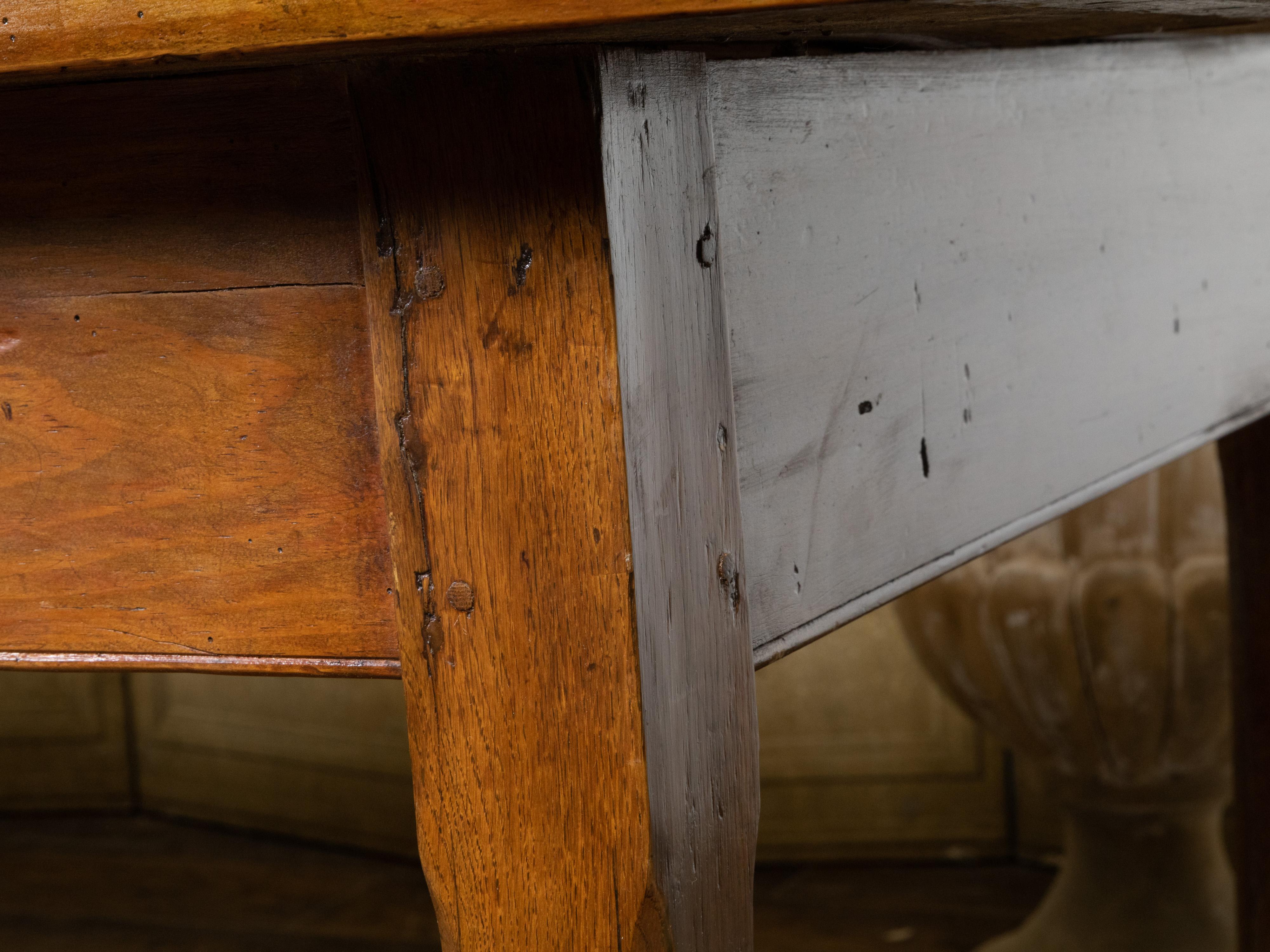 Französischer rustikaler Bauerntisch aus Kiefernholz im Landhausstil mit geraden Beinen aus dem 19. Jahrhundert im Angebot 3