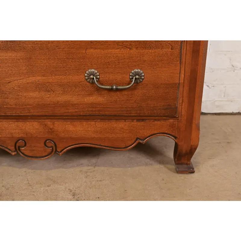 Land Französisch massivem Ahorn Highboy Kommode oder Kommode von Schubladen im Angebot 3