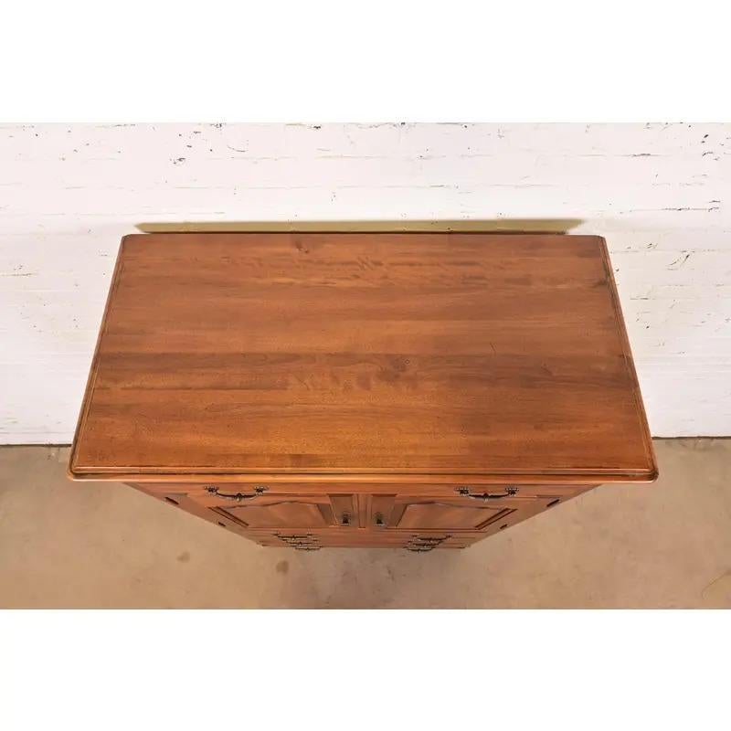 Land Französisch massivem Ahorn Highboy Kommode oder Kommode von Schubladen im Angebot 4