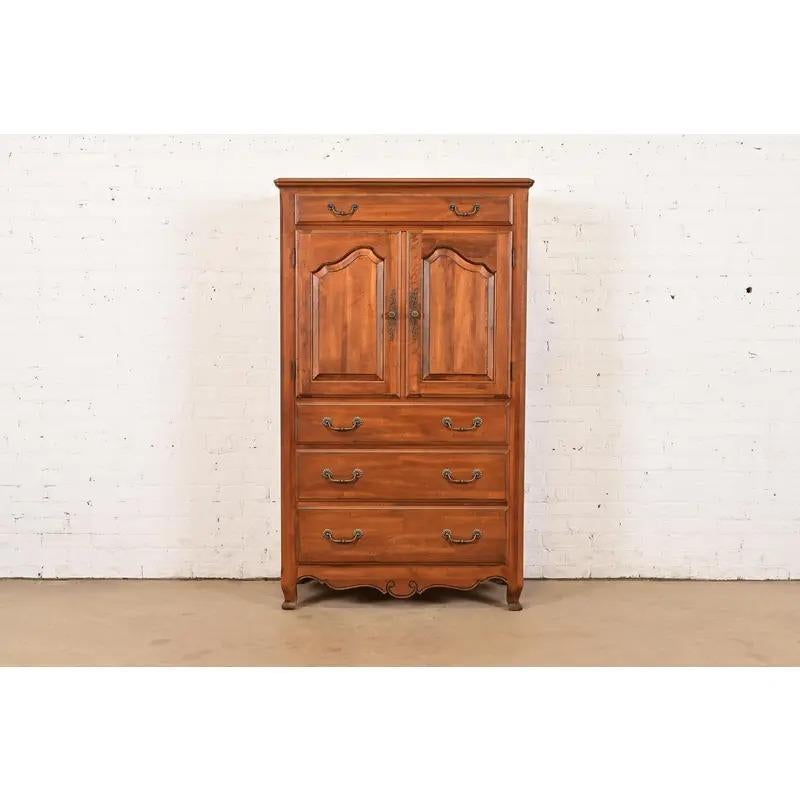 Eine prächtige französische Kommode im Louis XV- oder County-Französischen Stil, eine Herrentruhe oder eine Wäschepresse

USA, circa Ende des 20. Jahrhunderts

Aus massivem Ahornholz geschnitzt, mit originalen Messingbeschlägen. Der Innenboden ist