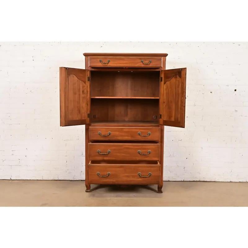 Land Französisch massivem Ahorn Highboy Kommode oder Kommode von Schubladen (20. Jahrhundert) im Angebot