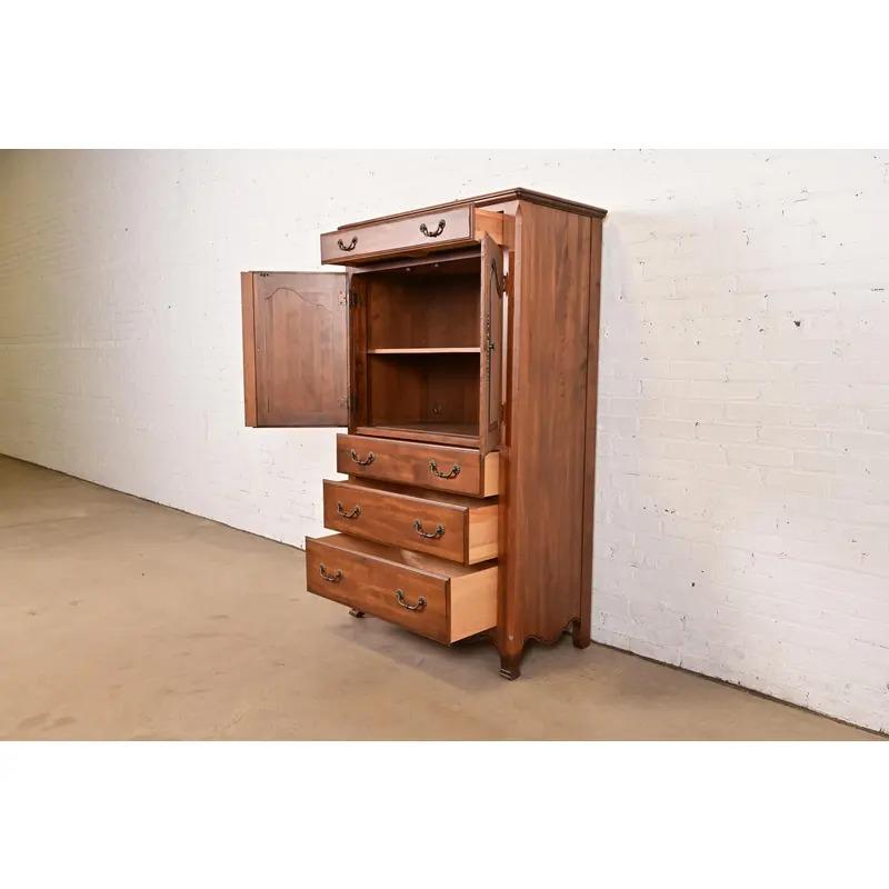 Land Französisch massivem Ahorn Highboy Kommode oder Kommode von Schubladen (Messing) im Angebot