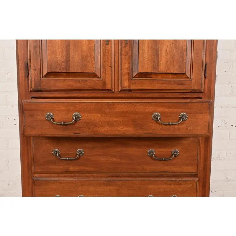 Land Französisch massivem Ahorn Highboy Kommode oder Kommode von Schubladen im Angebot 2