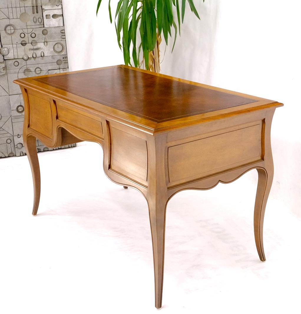 Französischer Schreibtisch mit Lederplatte aus massivem Nussbaumholz im Angebot 9