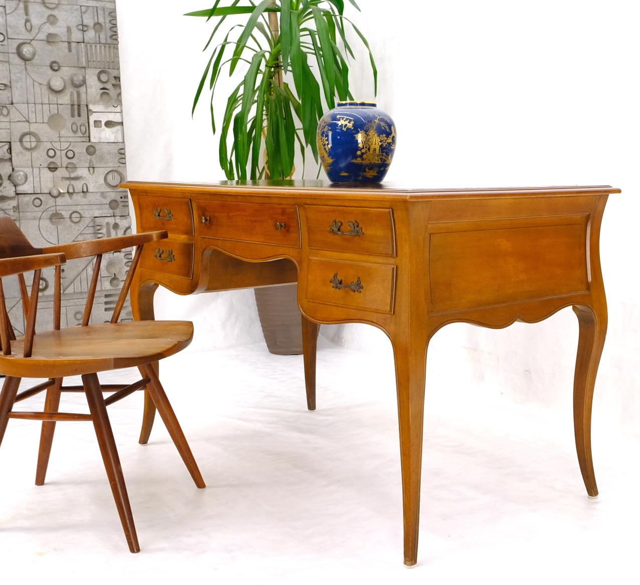 Französischer Schreibtisch mit Lederplatte aus massivem Nussbaumholz im Angebot 2