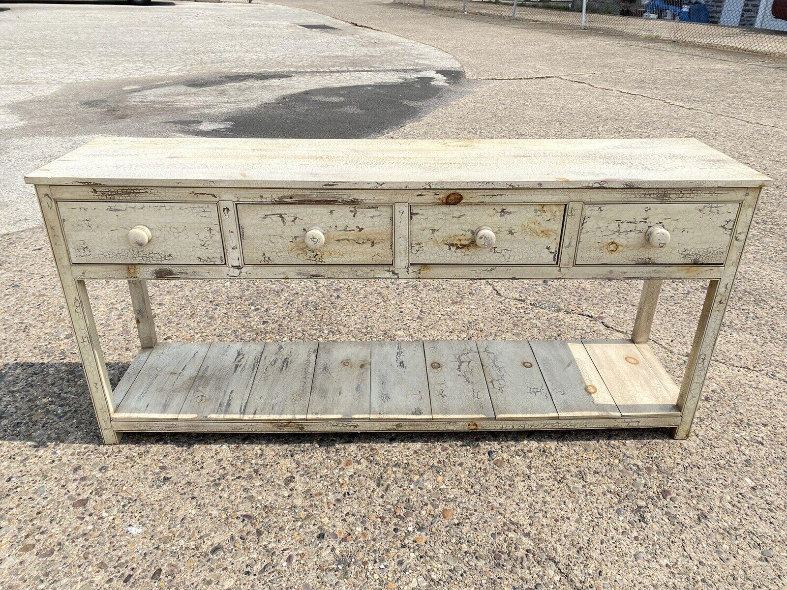 Land Französisch Stil Barn Chic Weiß Distress Painted 3 Schublade Buffet Sideboard. 3 Schubladen, Konstruktion aus Kiefernholz, weiß/beige lackiert, untere Ablage, großartiger Stil und Form.
CIRCA Spätes 20. - 21. Jahrhundert. Abmessungen: 33