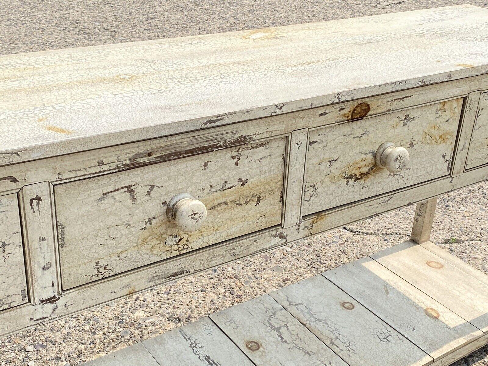 Französisches Barn Chic Weißes Sideboard mit 3 Schubladen im Landhausstil, lackiert im Zustand „Gut“ in Philadelphia, PA