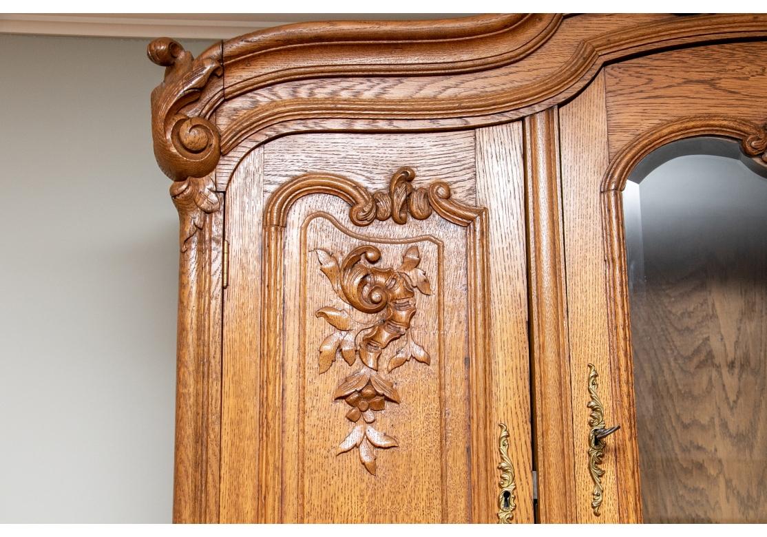 Armoire à ressorts en chêne sculpté de style français en vente 4