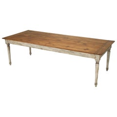 Table de ferme en pin de style campagnard français avec base peinte à partir d'une vieille planche, toutes les tailles