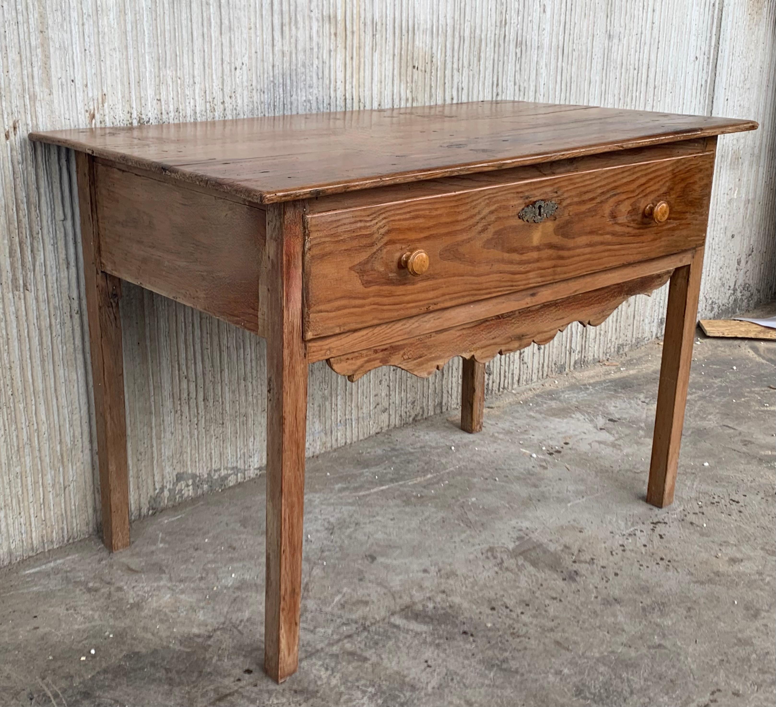Country French Style Pine Farmhouse Side, Coffee or Nightstand Table with Drawer In Good Condition In Miami, FL