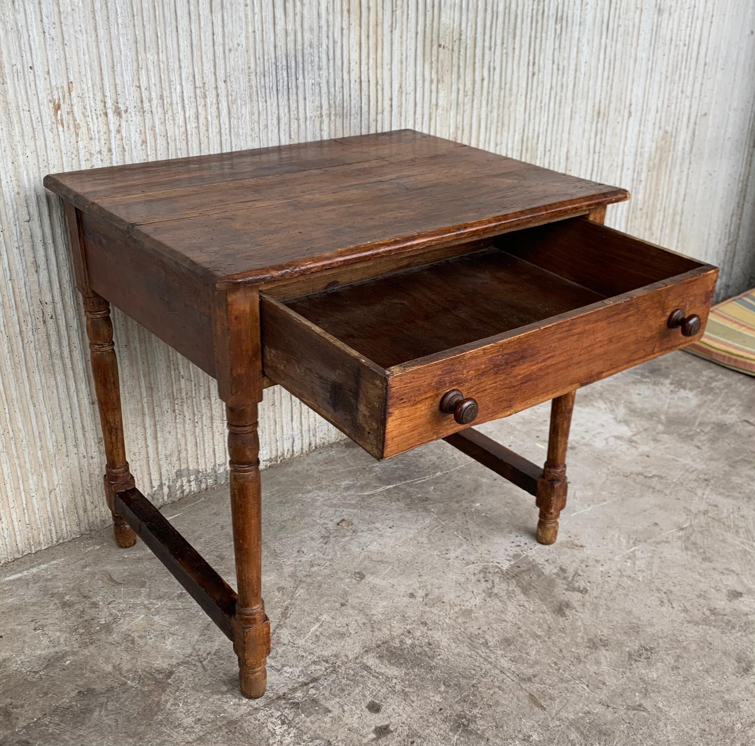 Country French Style Pine Farmhouse Side, Coffee or Nightstand Table with Drawer In Good Condition In Miami, FL