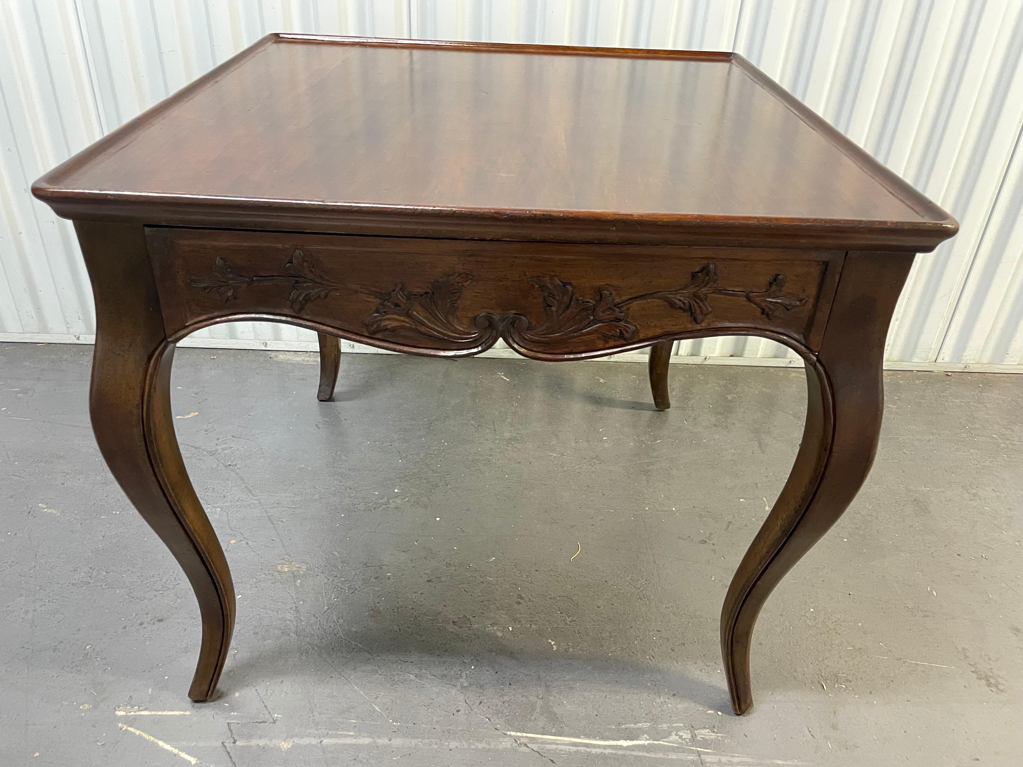 Ravissante table d'appoint carrée de campagne française avec pieds cabriole et un tiroir. Beaus détails sculptés sur tous les côtés. Fabriquée en Italie expressément pour Bloomingdale's.