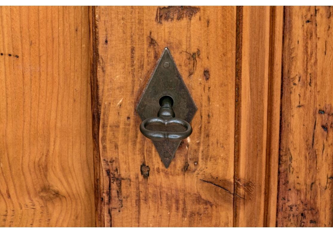 Armoire francese di pino a due partiAntique In condizioni deteriorate in vendita a Bridgeport, CT