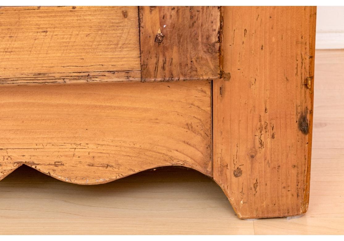 Pino Armoire francese di pino a due partiAntique in vendita