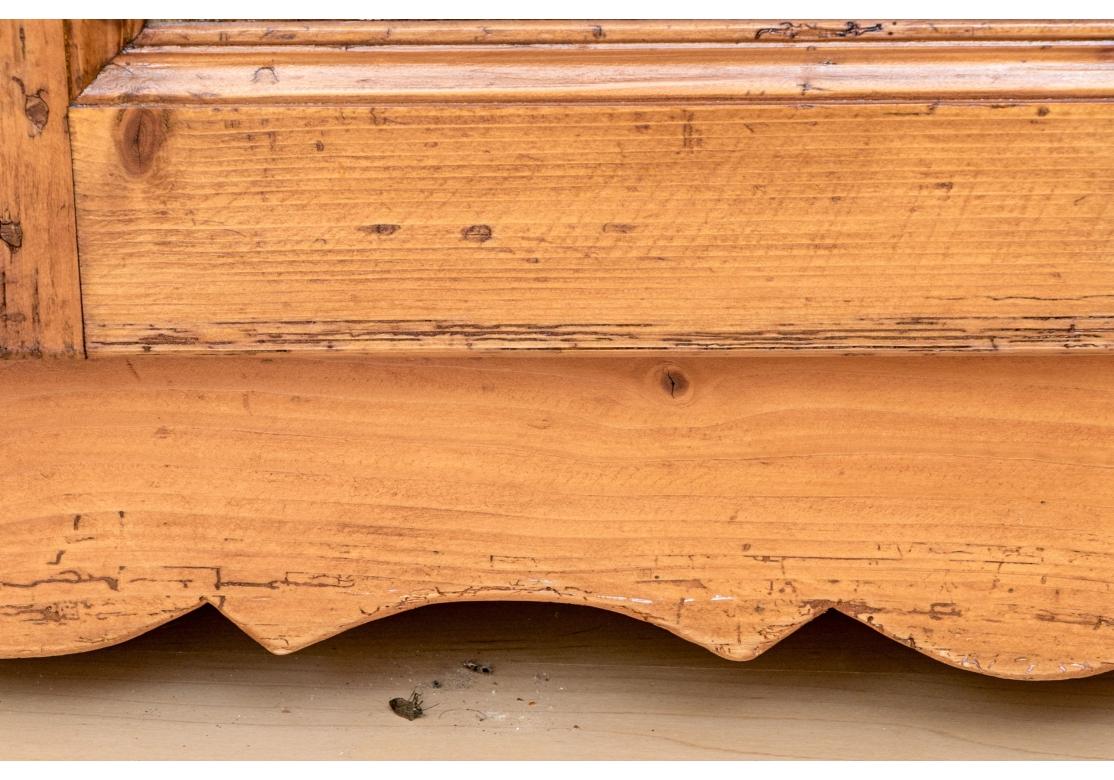 Armoire francese di pino a due partiAntique in vendita 1