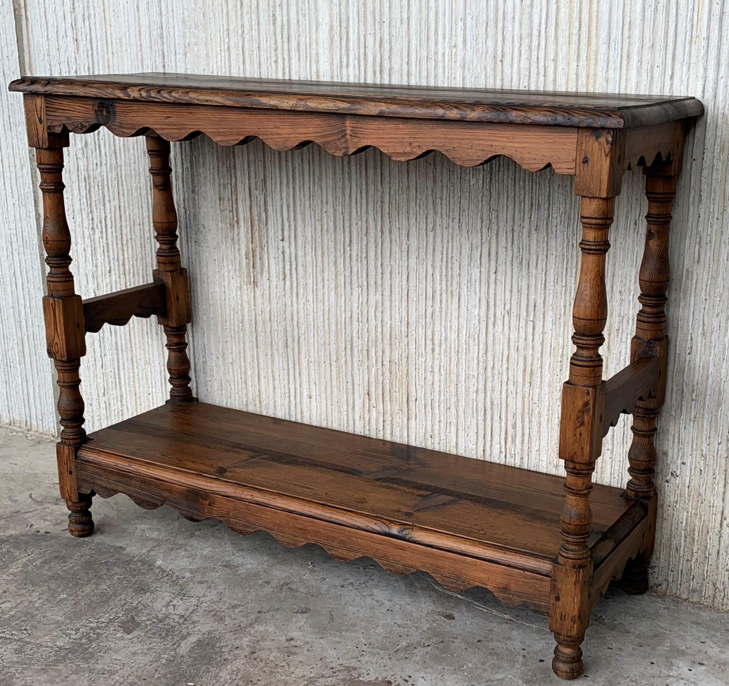 Country French Two-Tier Console Table in Old Pine In Good Condition In Miami, FL