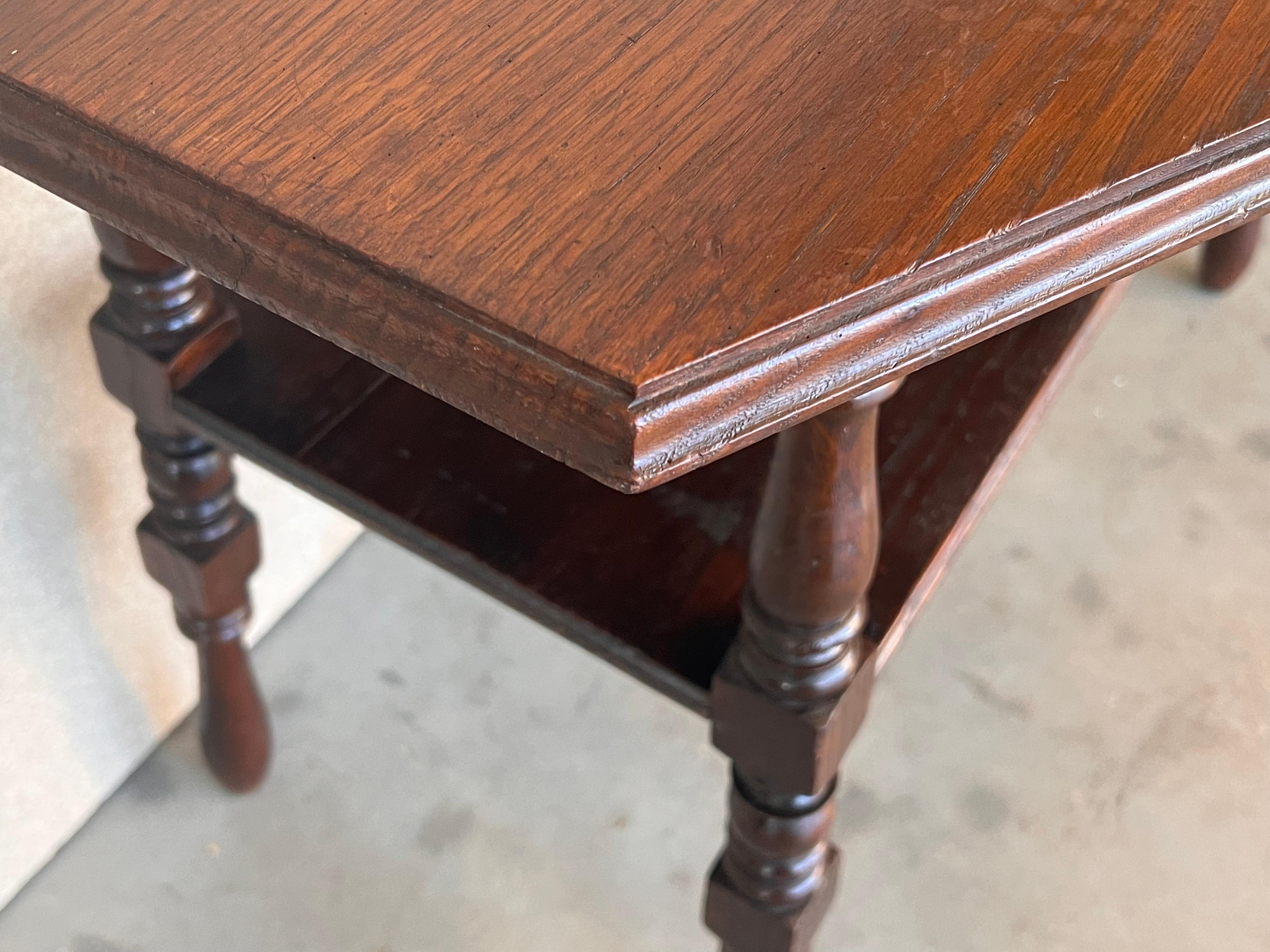 Pin Table d'appoint console à deux niveaux en noyer de style rustique français en vente