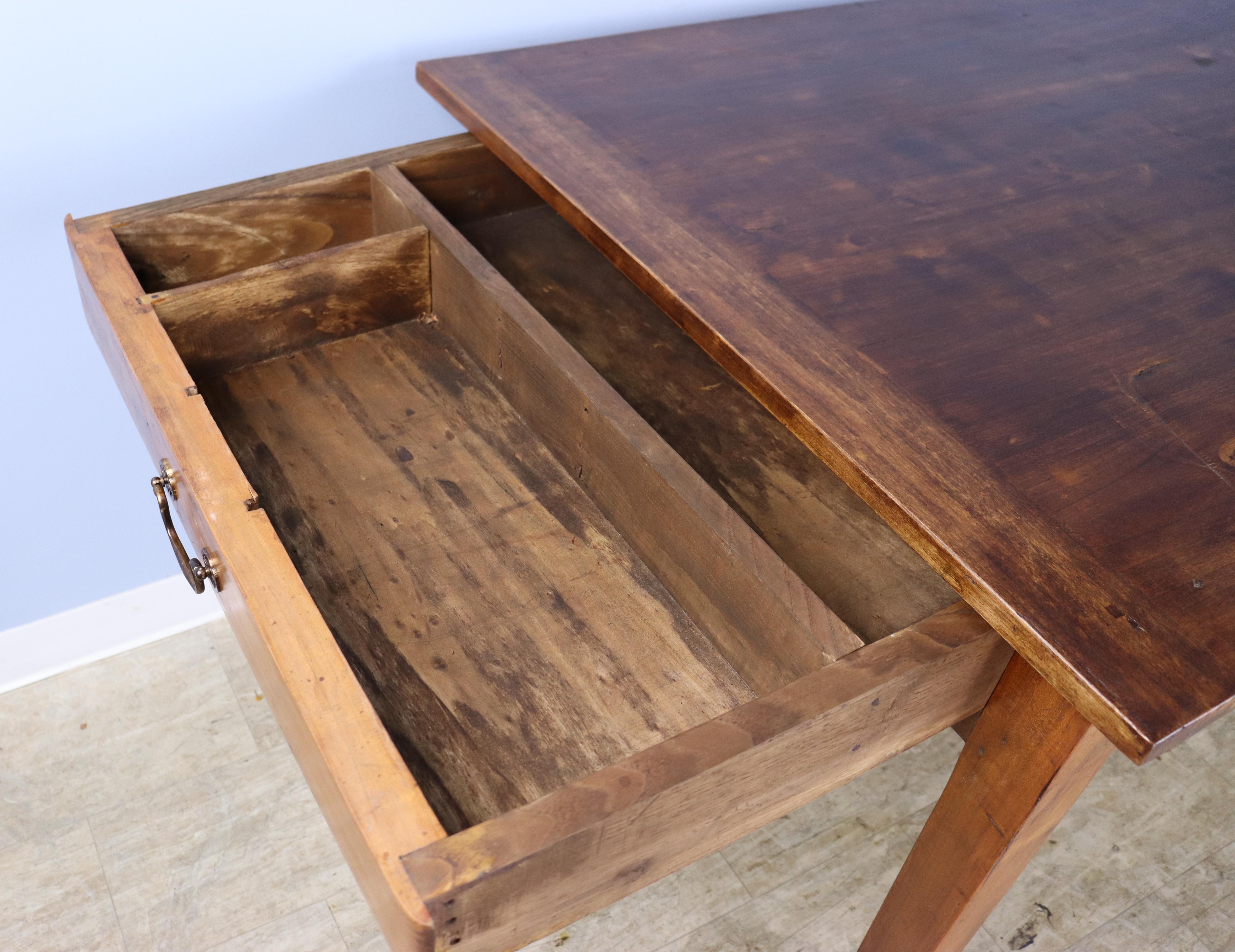 Table de ferme en bois fruitier de campagne, un tiroir et des extrémités en panneau pain en vente 4