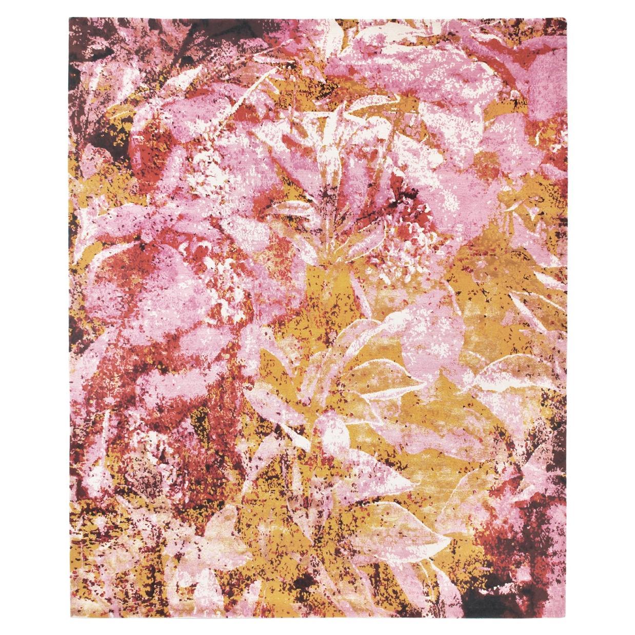 Country Garden Rosa - Alfombra de lana y seda anudada a mano by Knots Rugs en venta