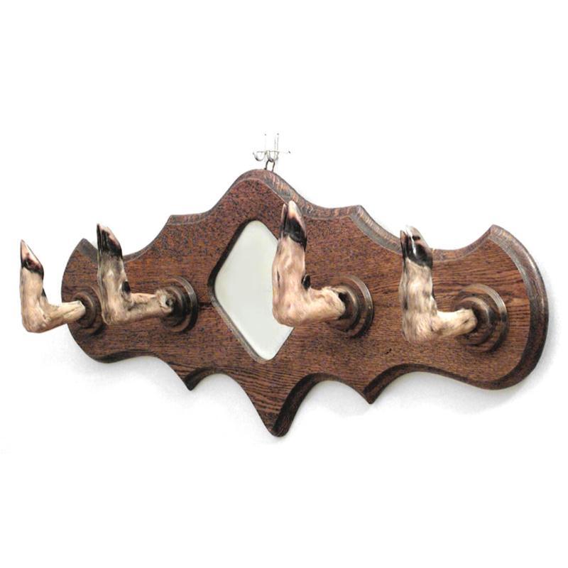 Porte-chapeaux mural horizontal en chêne avec miroir en forme de diamant et crochets en forme de sabot de cerf.