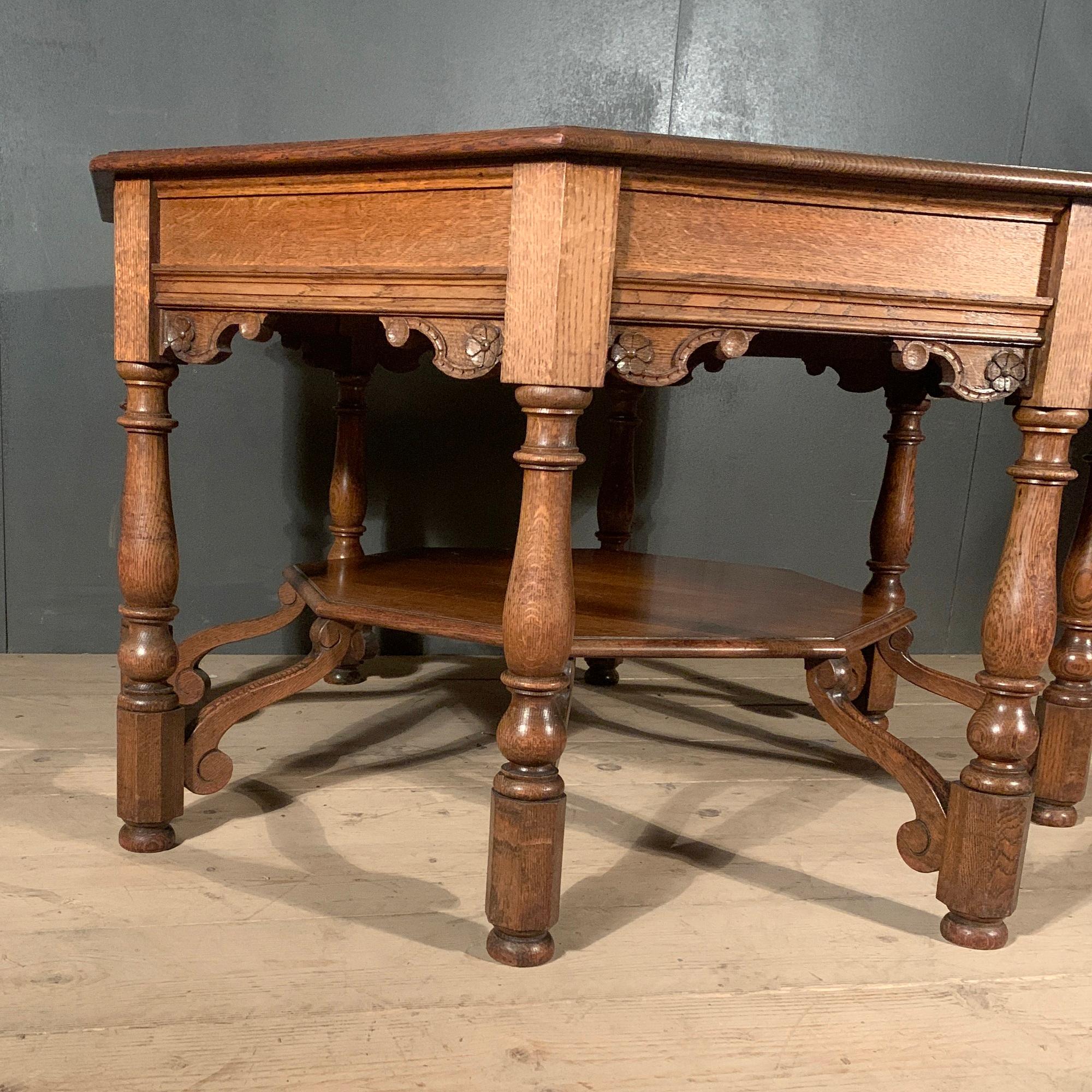 Large late 19th century oak country house centre table. Good untouched condition, 1880.

Dimensions:
30 inches (76 cms) high
56 inches (142 cms) diameter.