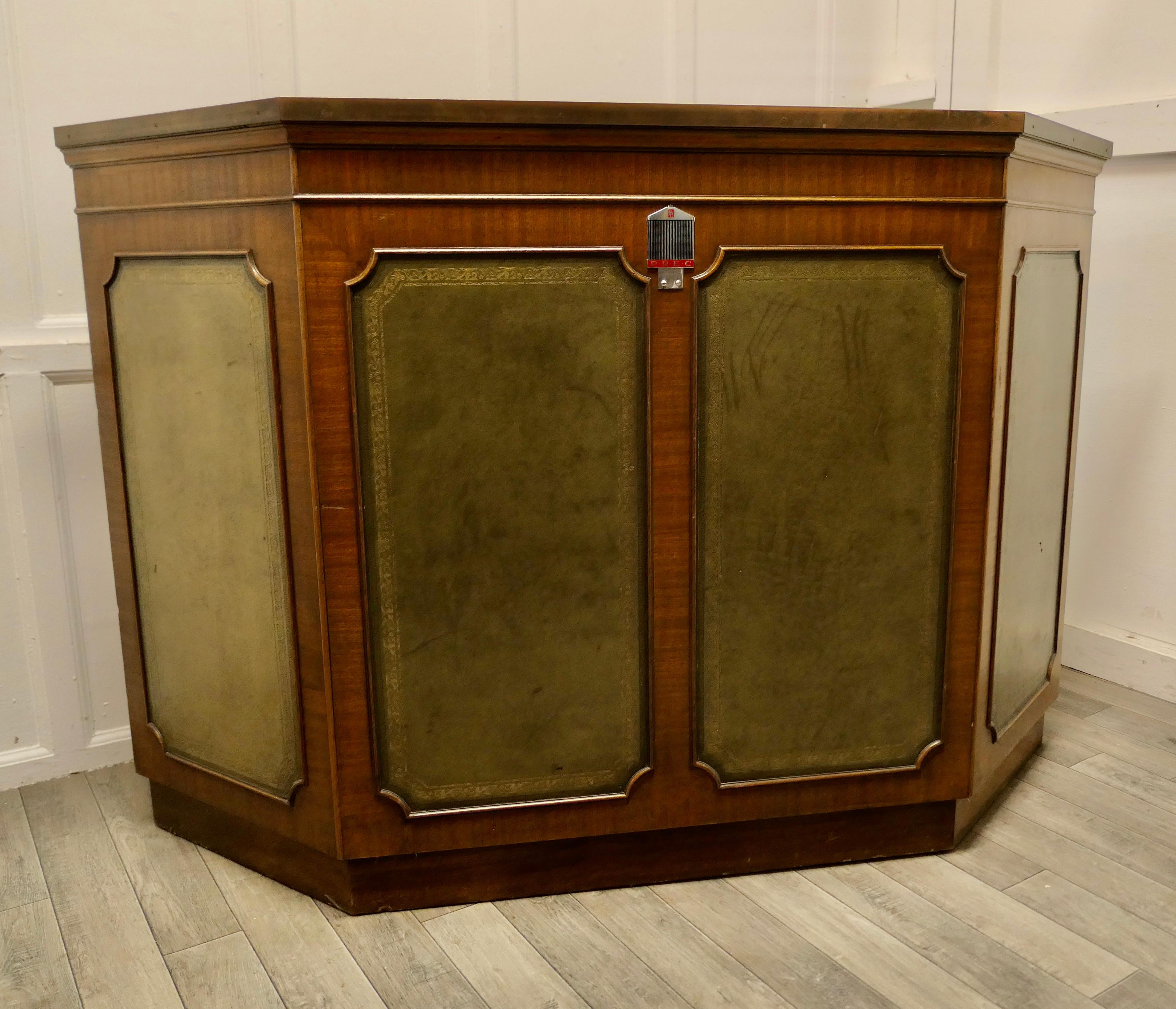 Country House Hostess Greeting Station, Reception Bar

A superb and stylish piece, the greeter comes from a Country House Hotel, it has fully tooled green leather panels around the 3 sided front, the top which takes up the shape of the surround is