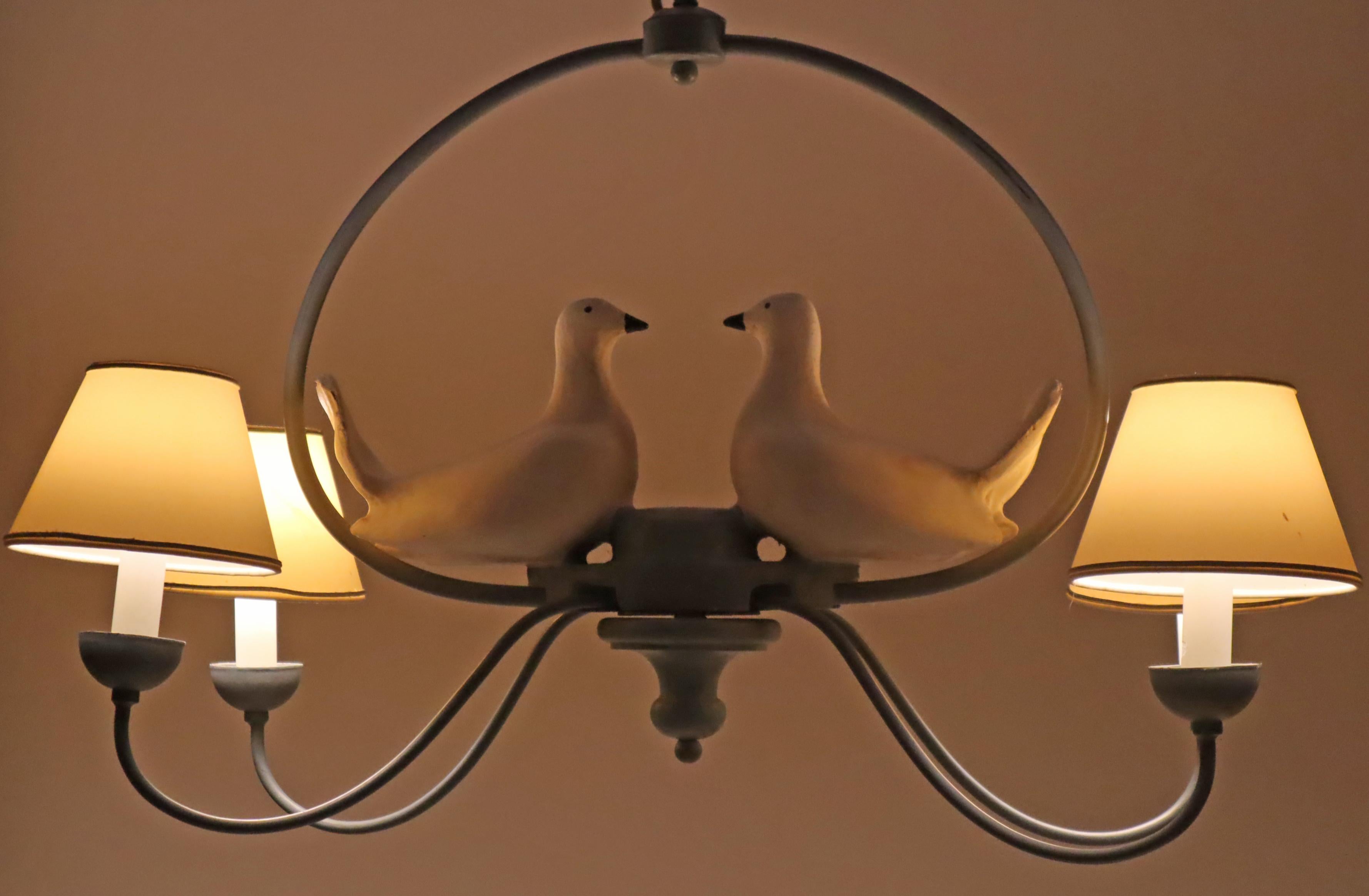 Hängeleuchte Lovebirds im Landhausstil mit weißen Tauben, Italien 1980er Jahre (Metall)