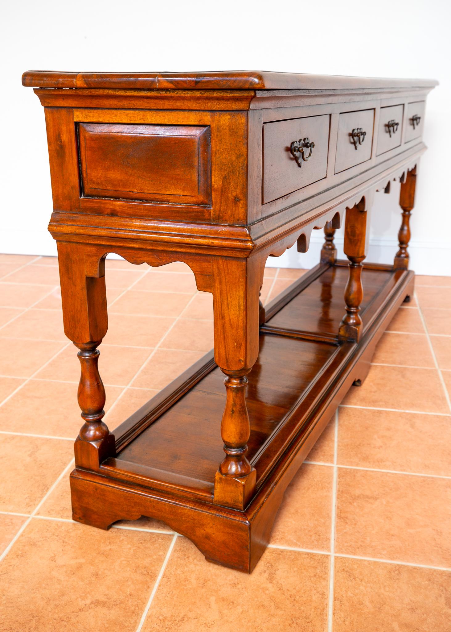 Una splendida base per cassettone in stile georgiano, estremamente imponente e molto rara, in condizioni meravigliose. Realizzata alla fine del XX secolo da Alexander Theodore, un produttore di mobili inglese di alto livello, questa splendida base